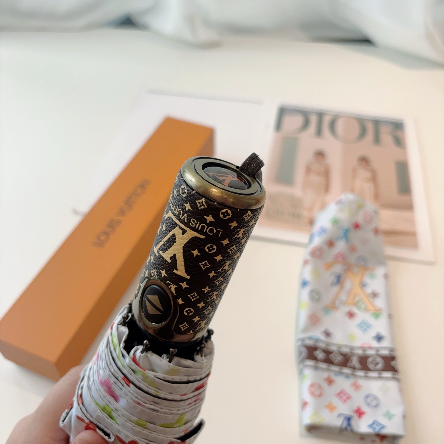  LOUIS VUITTON （路易威登）三折自动折叠晴雨伞 新涂层技术深色伞面 拥有令人惊喜的遮光效果