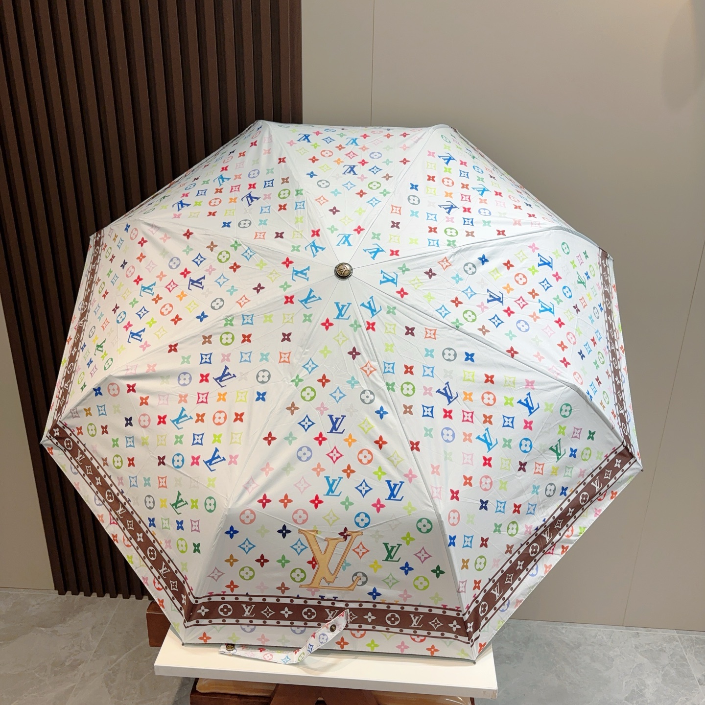  LOUIS VUITTON （路易威登）三折自动折叠晴雨伞 新涂层技术深色伞面 拥有令人惊喜的遮光效果