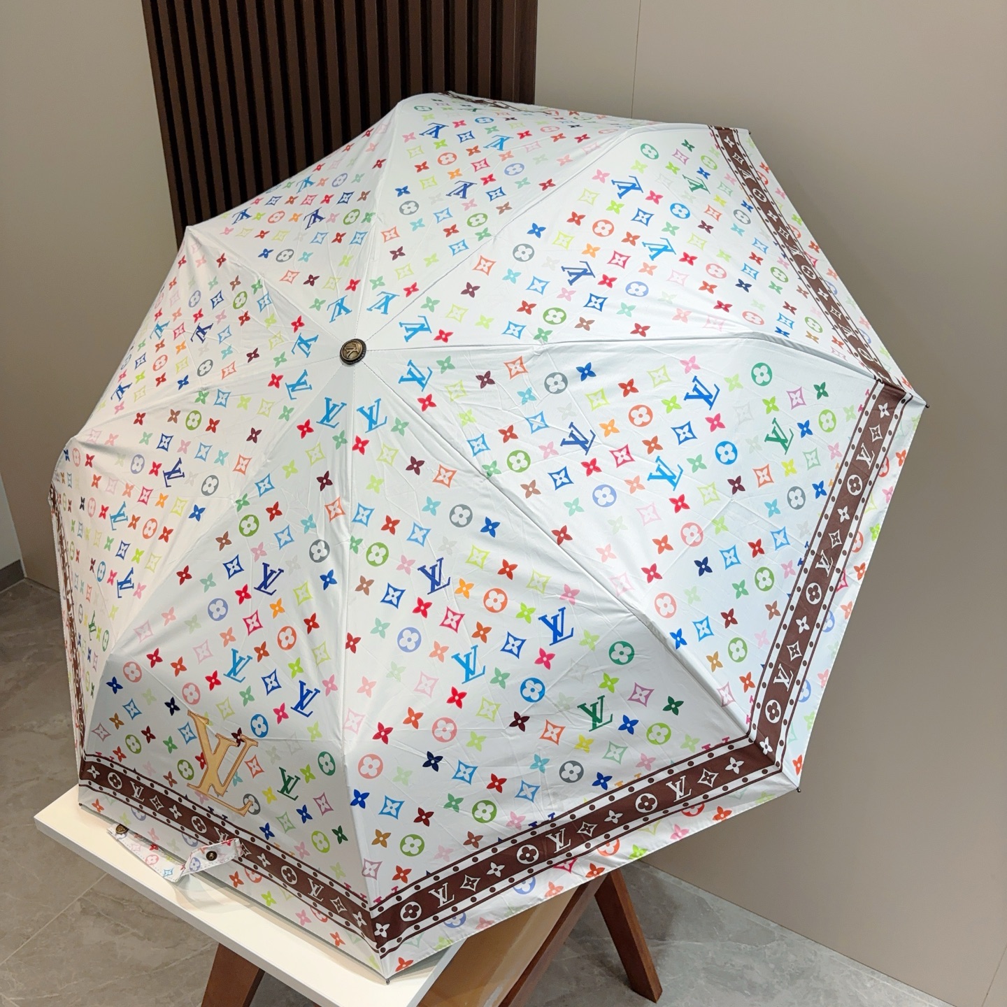  LOUIS VUITTON （路易威登）三折自动折叠晴雨伞 新涂层技术深色伞面 拥有令人惊喜的遮光效果