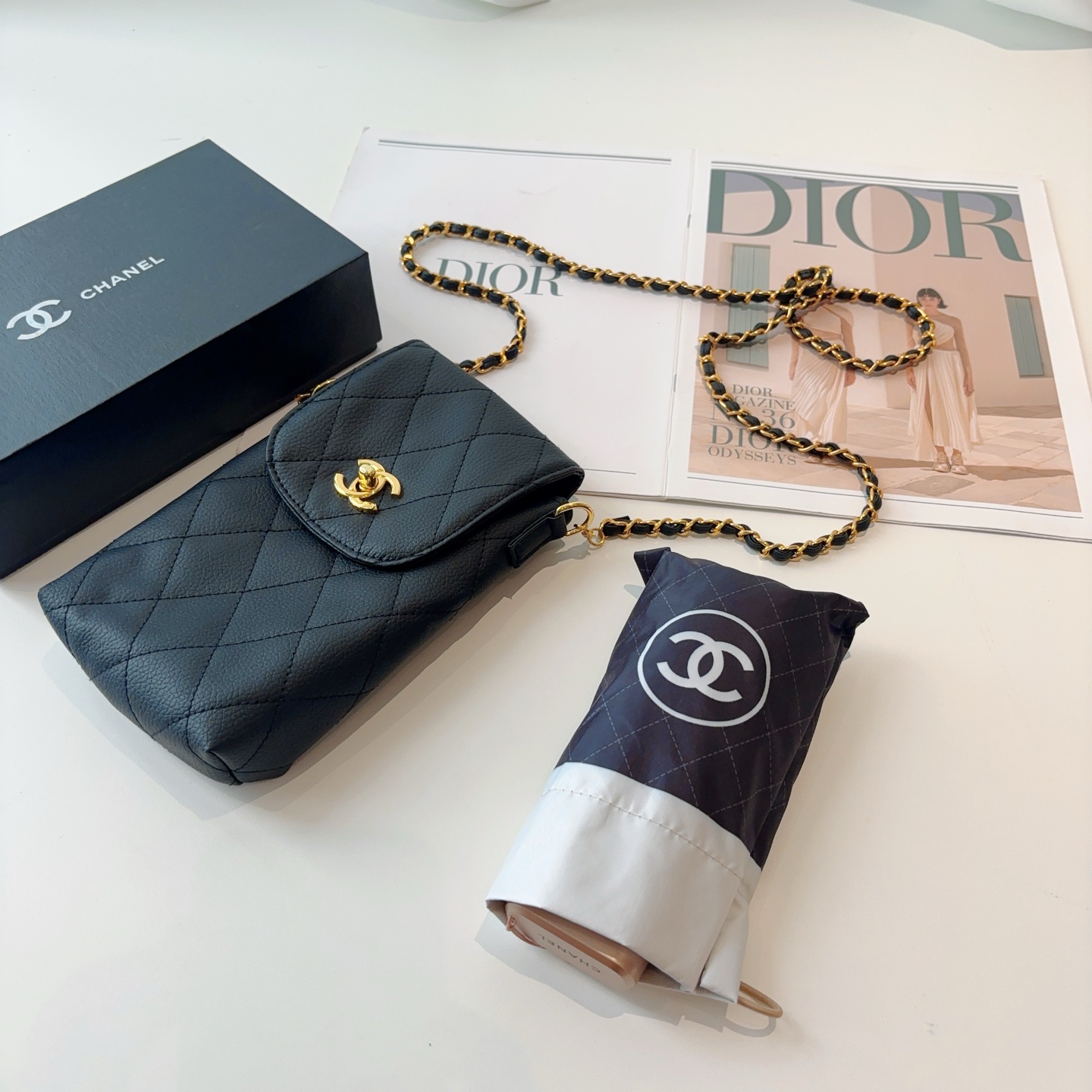 NO:377798,Chanel Chanel is 50% off in splicing, delivery chain bag, matching packaging box, chain bag can be placed on mobile phones, fashion bloggers have a set of styling tools!  Extremely high film production rate!  With a sense of high-end!  Umbrella bag double C hardware!  Details are complete… Umbrellas, umbrellas, umbrellas, chanels, chanels, umbrellas19860909Chanel香奈儿 拼接五折小巧 配送链包 配套包装盒 链包可放手机 时尚博主人手一套,造型神器！出片率极高！自带高级感！伞包双c五金！细节完爆…雨伞遮阳伞太阳伞,雨伞,chanel,chanel,umbrellas,accessory