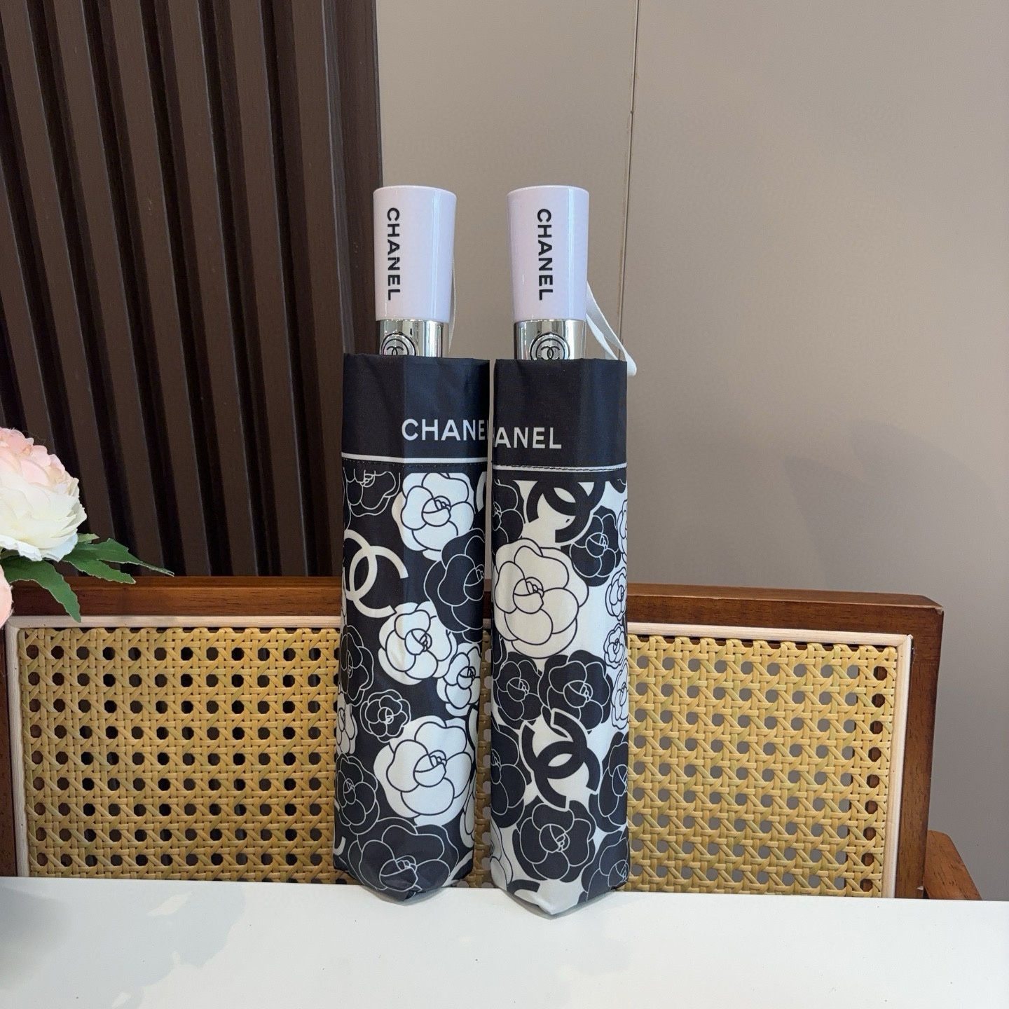 NO:377848,CHANEL (Chanel) three-fold automatic folding umbrella. The design style is elegant and luxurious, and it brings a unique visual effect when you move for the umbrella. It is under the scorching sun and sun, and has exclusive sun protection technology!  The umbrella surface is made of ultra-high density impact cloth, light and water-repellent. It is not afraid of umbrellas, umbrellas, umbrellas, chanels, umbrellas19860909CHANEL（香奈儿）三折自动折叠晴雨伞 集合香奈儿灵魂LOGO为一体的设计风格高雅奢华 带在身上带来独特视觉效果 为伞而动,骄阳烈日下,有独家防晒科技！伞面选用超高密度碰击布 轻盈拒水 刮风下雨不怕不怕雨伞遮阳伞太阳伞,雨伞,chanel,chanel,umbrellas,accessory