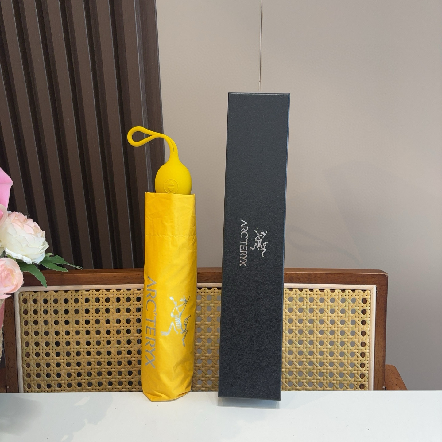 NO:377851,ARCTERYX (Archaew Bird) three-fold automatic folding umbrella. New coating technology dark umbrella surface has a surprising light-shading effect!  3 color umbrellas sun umbrellas, umbrella arc'teryx, umbrellas19860909ARCTERYX（始祖鸟）三折自动折叠晴雨伞 新涂层技术深色伞面 拥有令人惊喜的遮光效果！3色雨伞遮阳伞太阳伞,雨伞arc'teryx,umbrellas,accessory