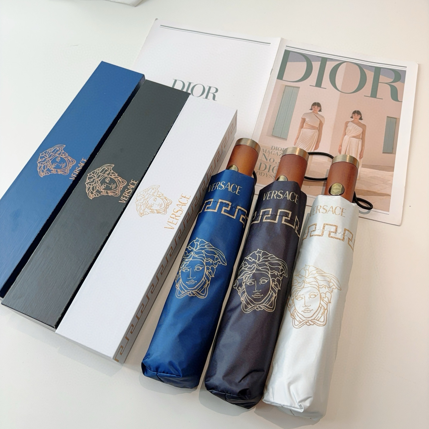 NO:377858,Versace new model, three-fold automatic folding umbrella, the latest hot item of the year, original single OEM quality, first generation 210T impact lathe protection and water repellent technology, blocking ultraviolet rays from 99 direct umbrella surface, eliminating summer sunburn, refreshing travel, using aluminum alloy + fiberglass, good wind and rain resistance, simple and convenient, showing grade and taste, umbrellas, umbrellas, umbrellas, versace, versace, umbrellas19860909范思哲（VERSACE）新款 三折自动折叠晴雨伞 年度最新火爆单品 原单代工级品质 第一代210T碰击布防嗮拒水技术 阻隔99直射伞面的紫外线 杜绝夏季晒伤 清爽出行 选用铝合金+玻纤 抗风雨性能佳 简单方便 展现档次与品位雨伞遮阳伞太阳伞,雨伞,versace,versace,umbrellas,accessory