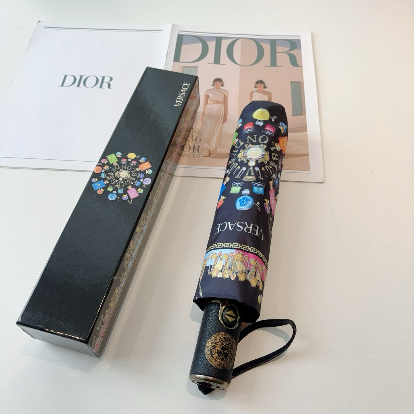 NO:377864,Versace new model, three-fold automatic folding umbrella, the latest hot item of the year, original single OEM quality, first generation 210T impact lathe protection and water repellent technology, blocking ultraviolet rays from 99 direct umbrella surface, eliminating summer sunburn, refreshing travel, using aluminum alloy + fiberglass, good wind and rain resistance, simple and convenient, showing grade and taste, umbrellas, umbrellas, umbrellas, versace, versace, umbrellas19860909范思哲（VERSACE）新款 三折自动折叠晴雨伞 年度最新火爆单品 原单代工级品质 第一代210T碰击布防嗮拒水技术 阻隔99直射伞面的紫外线 杜绝夏季晒伤 清爽出行 选用铝合金+玻纤 抗风雨性能佳 简单方便 展现档次与品位雨伞遮阳伞太阳伞,雨伞,versace,versace,umbrellas,accessory