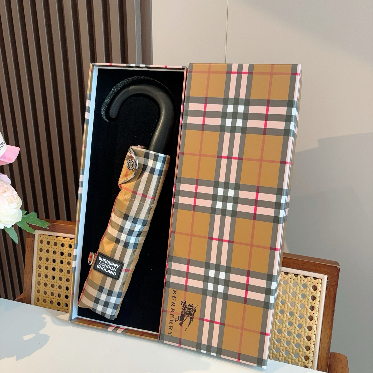 NO:377843,BURBERRY (Burberry) with a tote bag complete gift box packaging Original list Classic round handle with high-end leather, super good feel, original packaging is super suitable for gifts for people or for personal use, and is perfectly presented on the umbrella surface with high-end spray painting. Bajia sunny umbrella is particularly proud of because of its super sun protection function. Light shading rate UV shading rate (UV) is all top-notch, very international style. Elegant, noble, exquisite noble style. They are all integrated into the design of the umbrella. The moment they hold up, the whole person feels confident. It is definitely a great product that combines quality and taste. This year, I have a handful of fashion, with gift boxes, umbrellas, umbrellas, umbrellas19860909BURBERRY（巴宝莉）配手提袋整套礼盒包装 原单 经典圆形手柄搭配高端皮革 手感超级棒 原版包装无论是送人还是自用都超合适 采用高端喷绘完美呈现在伞面上 巴家晴雨伞特别值得骄傲就是其超强的防晒功能 遮光率 UV遮挡率（紫外线）都是一级棒的 很有国际范 优雅、高贵、精致的高贵风格 都融入雨伞的设计中 撑起的瞬间 整个人都觉得自信起来 绝对是质量与品位双结合的牛货 今年拥有一把 走在时尚前沿,配礼盒雨伞遮阳伞太阳伞,雨伞,burberry,burberry,burberry,umbrellas,accessory