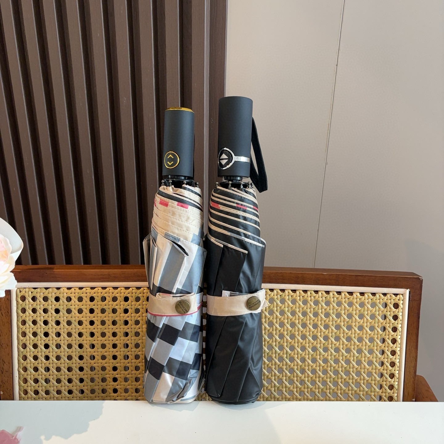 NO:377831,BURBERRY (Burberry) Three-fold automatic folding umbrella, the pinnacle of the year, classic, elegant, fashionable, this is what is called the British BURBERRY style. Burberry umbrellas are particularly proud of because of their super sun protection function. Light shading rate. UV shading rate (UV) are all top-notch. High-end material handles with metal texture edging. Inadvertently, the brand style is highlighted. The metal Burberry logo shows high-end and very international style. The elegant, noble and exquisite Burberry style is integrated into the design of the umbrella. The moment you hold it up, the whole person feels confident. It is definitely a great umbrella umbrella that combines quality and taste. The sun umbrellas, umbrellas, umbrellas, umbrellas, umbrellas19860909BURBERRY（巴宝莉） 三折自动折叠晴雨伞 年度巅峰之作 经典 高雅 时髦 这就是被称为英国BURBERRY风格所在 巴宝莉晴雨伞特别值得骄傲就是其超强的防晒功能 遮光率 UV遮挡率（紫外线）都是一级棒的 高端材质手柄搭配金属质感包边 在不经意间彰显着品牌风格 金属巴宝莉logo尽显高端 很有国际范 优雅、高贵、精致的巴宝莉风格 都融入雨伞的设计中 撑起的瞬间 整个人都觉得自信起来 绝对是质量与品位双结合的牛货雨伞遮阳伞太阳伞,雨伞,burberry,burberry,umbrellas,accessory