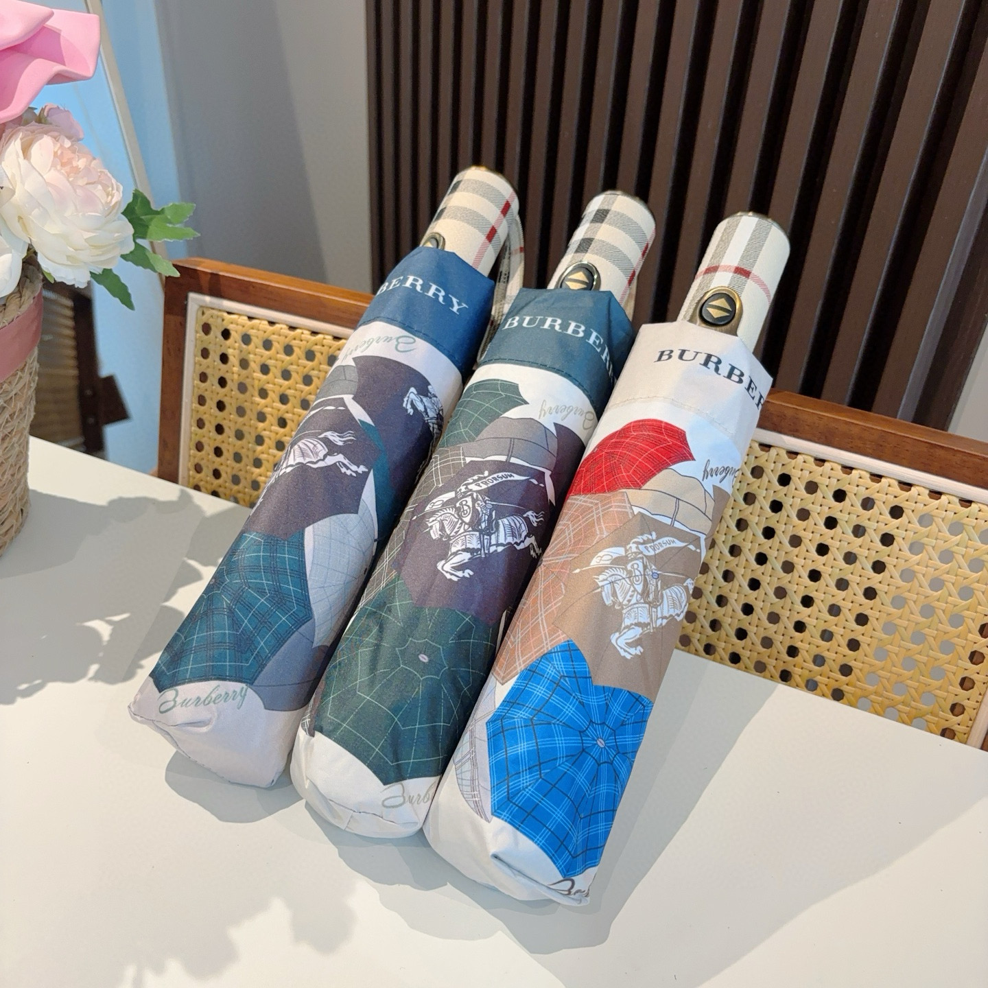 NO:377835,BURBERRY (Burberry) War Horse Umbrella Surface Three-fold Automatic Folding Umbrella The pinnacle of the year Classic Elegant and fashionable This is where the British BURBERRY style is located. Burberry umbrellas are particularly proud of because of their super sun protection function. Light shading rate UV shading rate (UV) are all top-notch. High-end material handles with metal texture edging. Inadvertently, the brand style is highlighted. The metal Burberry logo shows high-end and very international style. The elegant, noble and exquisite Burberry style is integrated into the design of the umbrella. The moment you hold it up, the whole person feels confident. It is definitely a cow product that combines quality and taste. It is a 3-color umbrella parasol, umbrellas, umbrellas, burberry, burberry, umbrellas19860909BURBERRY（巴宝莉） 战马伞面 三折自动折叠晴雨伞 年度巅峰之作 经典 高雅 时髦 这就是被称为英国BURBERRY风格所在 巴宝莉晴雨伞特别值得骄傲就是其超强的防晒功能 遮光率 UV遮挡率（紫外线）都是一级棒的 高端材质手柄搭配金属质感包边 在不经意间彰显着品牌风格 金属巴宝莉logo尽显高端 很有国际范 优雅、高贵、精致的巴宝莉风格 都融入雨伞的设计中 撑起的瞬间 整个人都觉得自信起来 绝对是质量与品位双结合的牛货3色雨伞遮阳伞太阳伞,雨伞,burberry,burberry,umbrellas,accessory