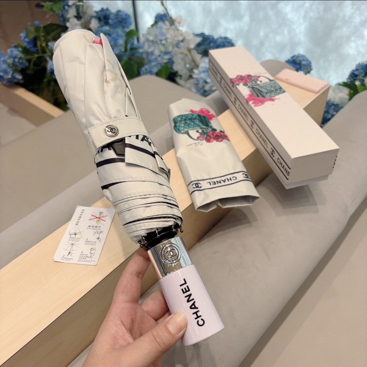 CHANEL（香奈儿）三折自动折叠晴雨伞 集合香奈儿灵魂LOGO为一体的设计风格高雅奢华 带在身上带来独