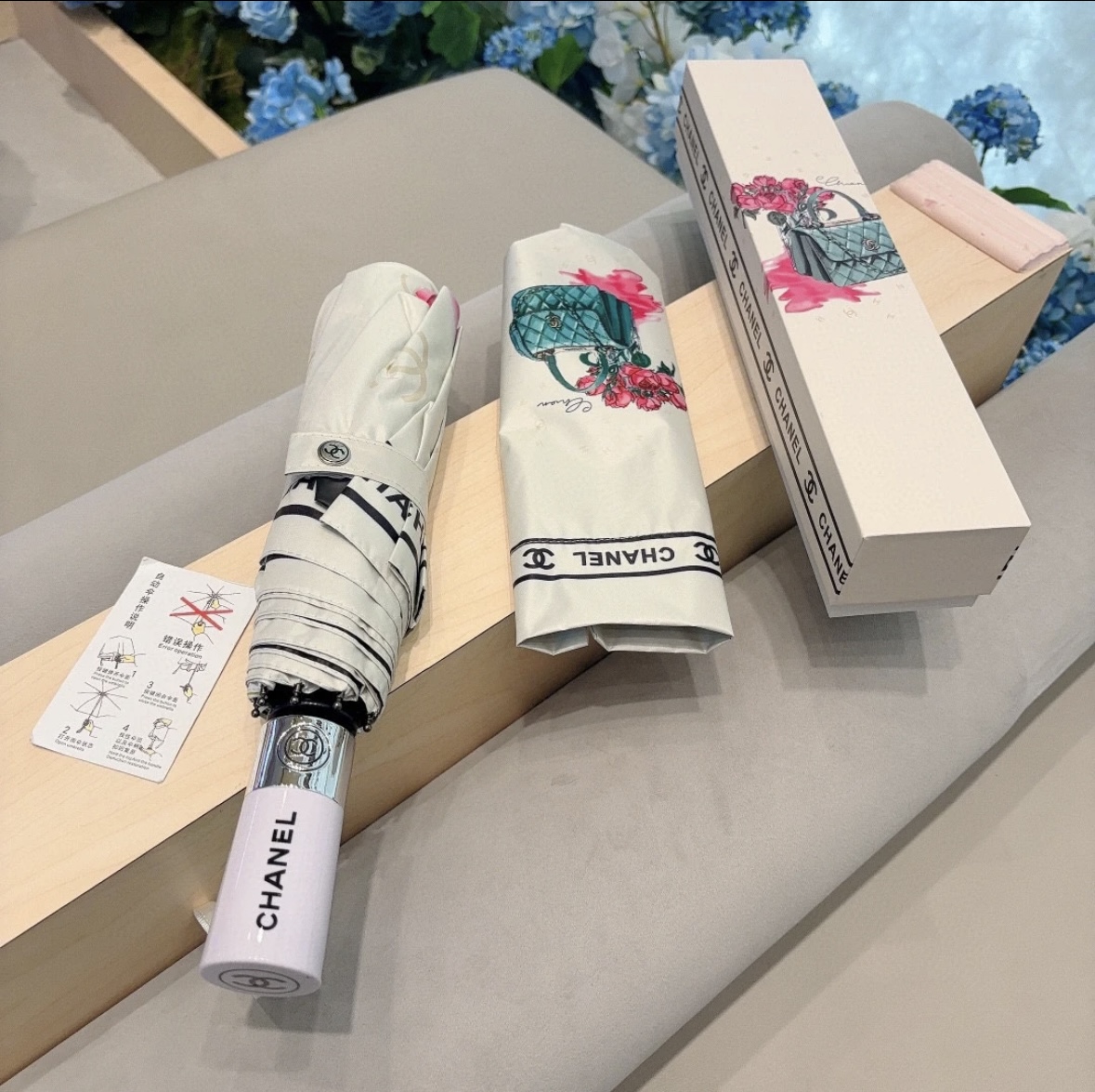 CHANEL（香奈儿）三折自动折叠晴雨伞 集合香奈儿灵魂LOGO为一体的设计风格高雅奢华 带在身上带来独
