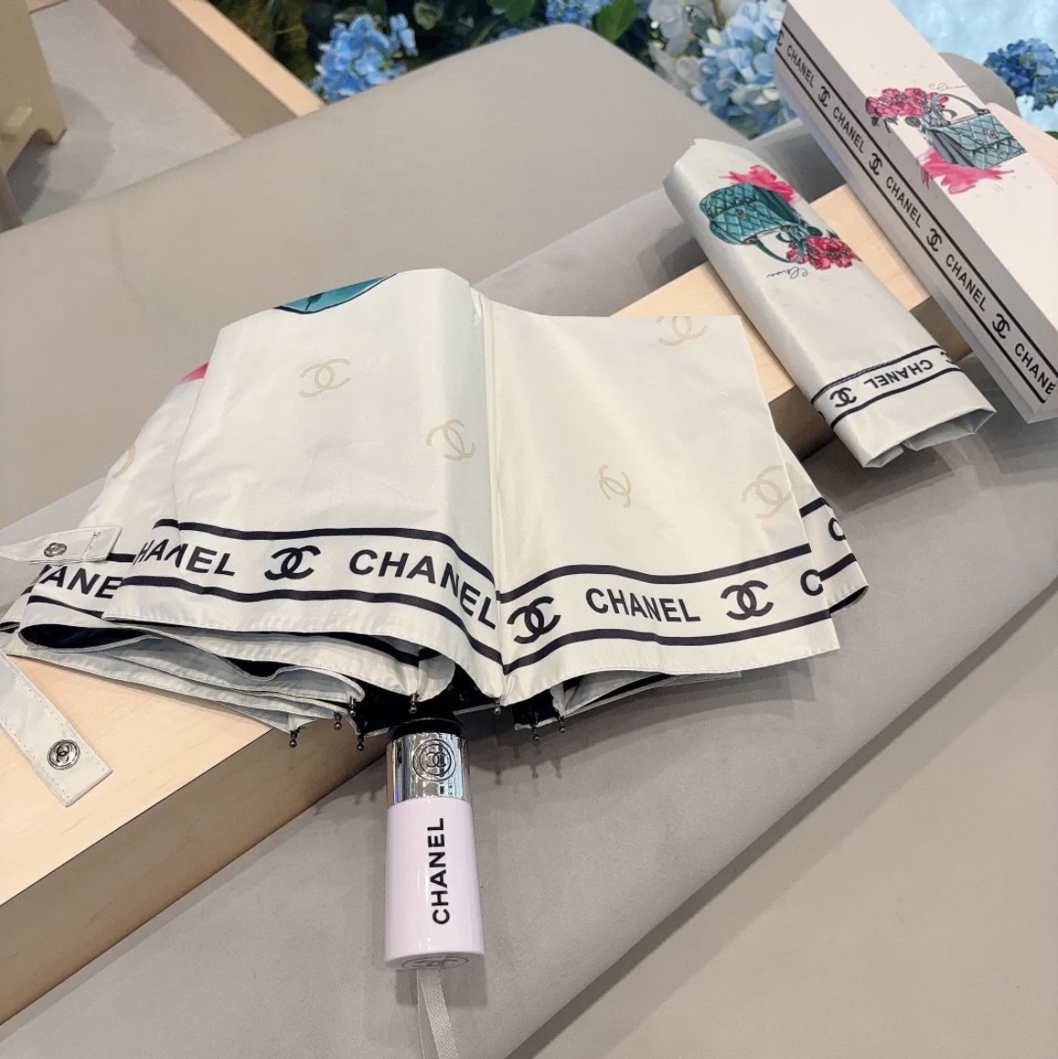 CHANEL（香奈儿）三折自动折叠晴雨伞 集合香奈儿灵魂LOGO为一体的设计风格高雅奢华 带在身上带来独