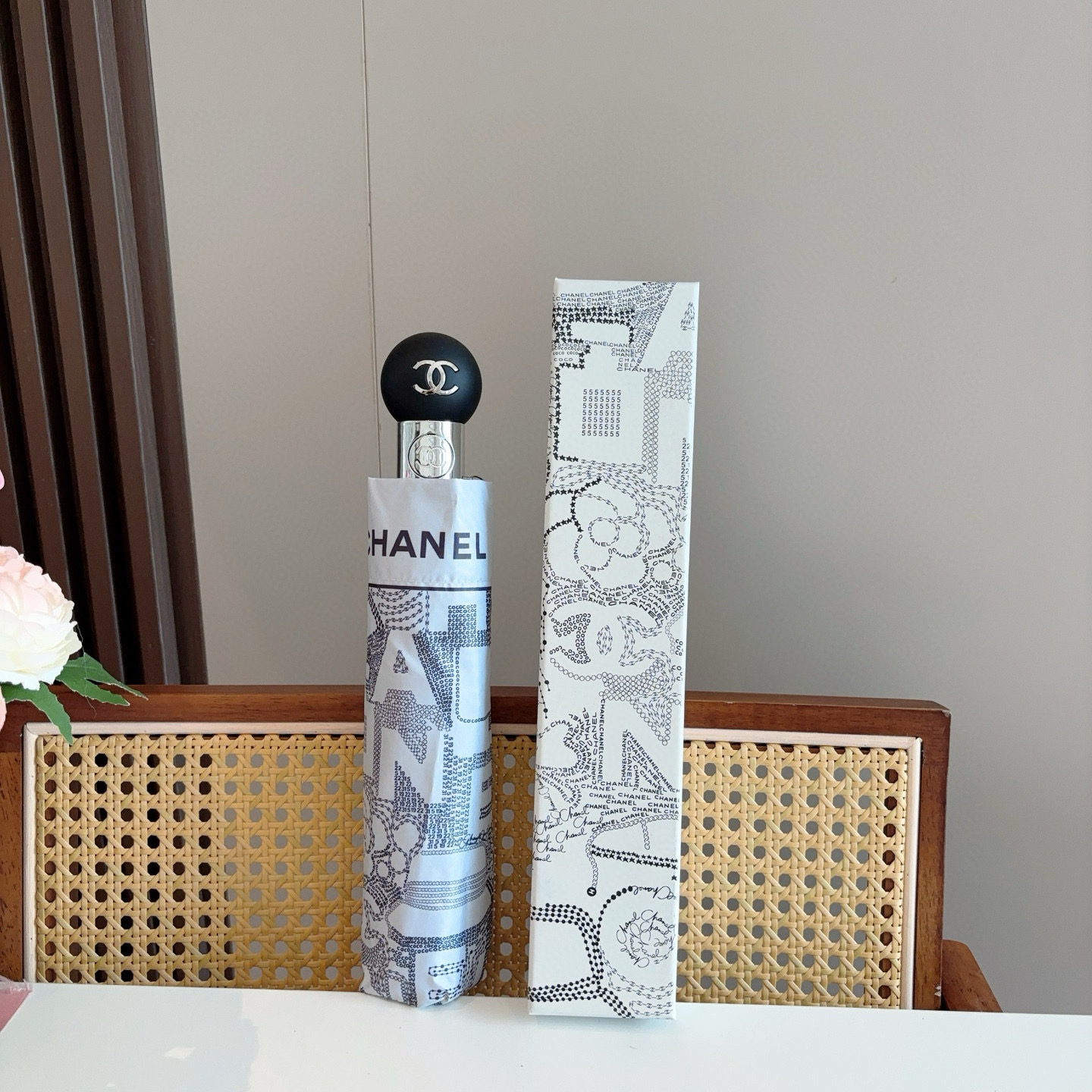 NO:377847,CHANEL (Chanel) three-fold automatic folding umbrella. The design style is elegant and luxurious, and it brings a unique visual effect when you move for the umbrella. It is under the scorching sun and sun, and has exclusive sun protection technology!  The umbrella surface is made of ultra-high density impact cloth, light and water-repellent. It is not afraid of umbrellas, umbrellas, umbrellas, chanels, umbrellas19860909CHANEL（香奈儿）三折自动折叠晴雨伞 集合香奈儿灵魂LOGO为一体的设计风格高雅奢华 带在身上带来独特视觉效果 为伞而动,骄阳烈日下,有独家防晒科技！伞面选用超高密度碰击布 轻盈拒水 刮风下雨不怕不怕雨伞遮阳伞太阳伞,雨伞,chanel,chanel,umbrellas,accessory