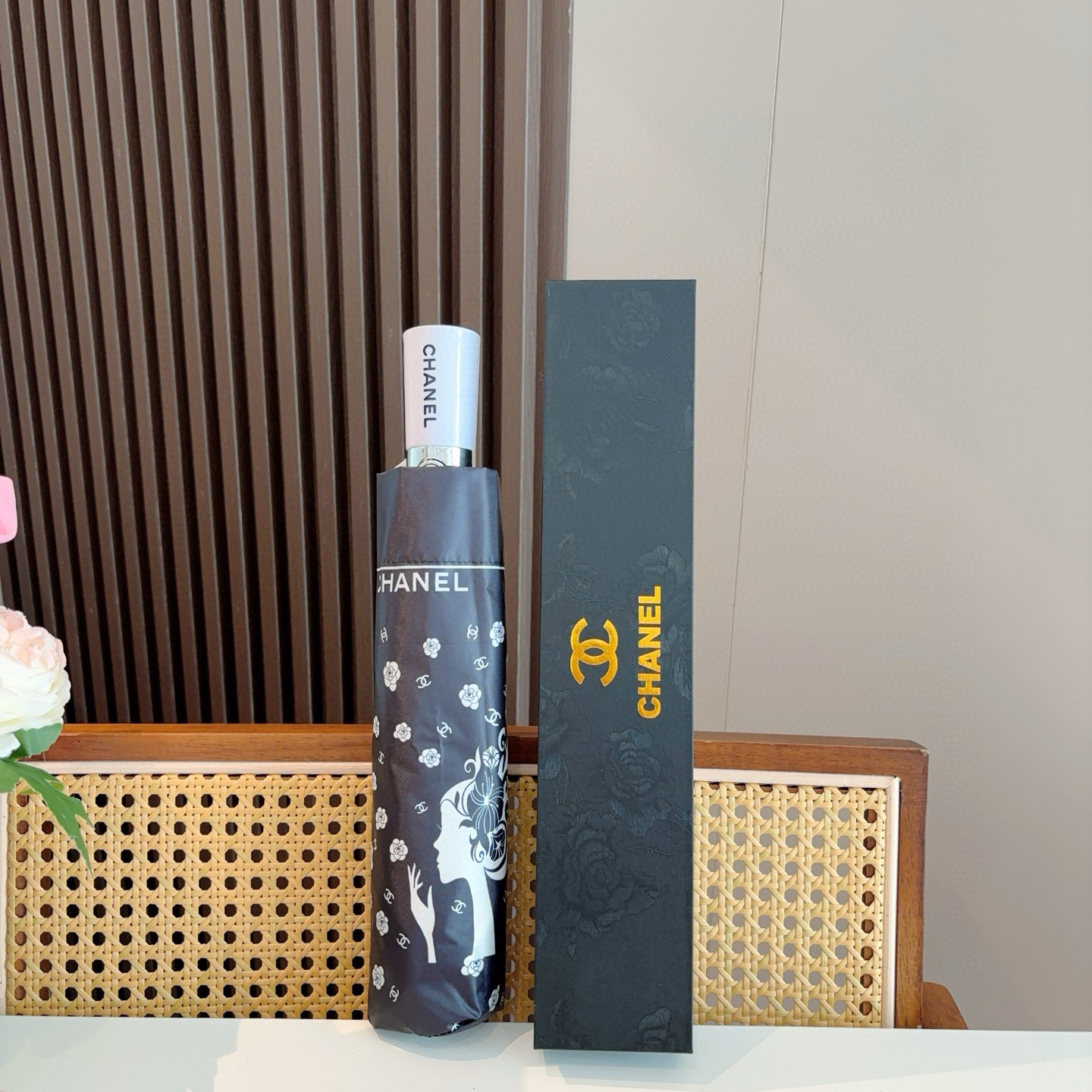 NO:377832,CHANEL (Chanel) three-fold automatic folding umbrella. The design style is elegant and luxurious, and it brings a unique visual effect when you move for the umbrella. It is under the scorching sun and sun, and has exclusive sun protection technology!  The umbrella surface is made of ultra-high density impact cloth, light and water-repellent. It is not afraid of umbrellas, umbrellas, umbrellas, chanels, umbrellas19860909CHANEL（香奈儿）三折自动折叠晴雨伞 集合香奈儿灵魂LOGO为一体的设计风格高雅奢华 带在身上带来独特视觉效果 为伞而动,骄阳烈日下,有独家防晒科技！伞面选用超高密度碰击布 轻盈拒水 刮风下雨不怕不怕雨伞遮阳伞太阳伞,雨伞,chanel,chanel,umbrellas,accessory