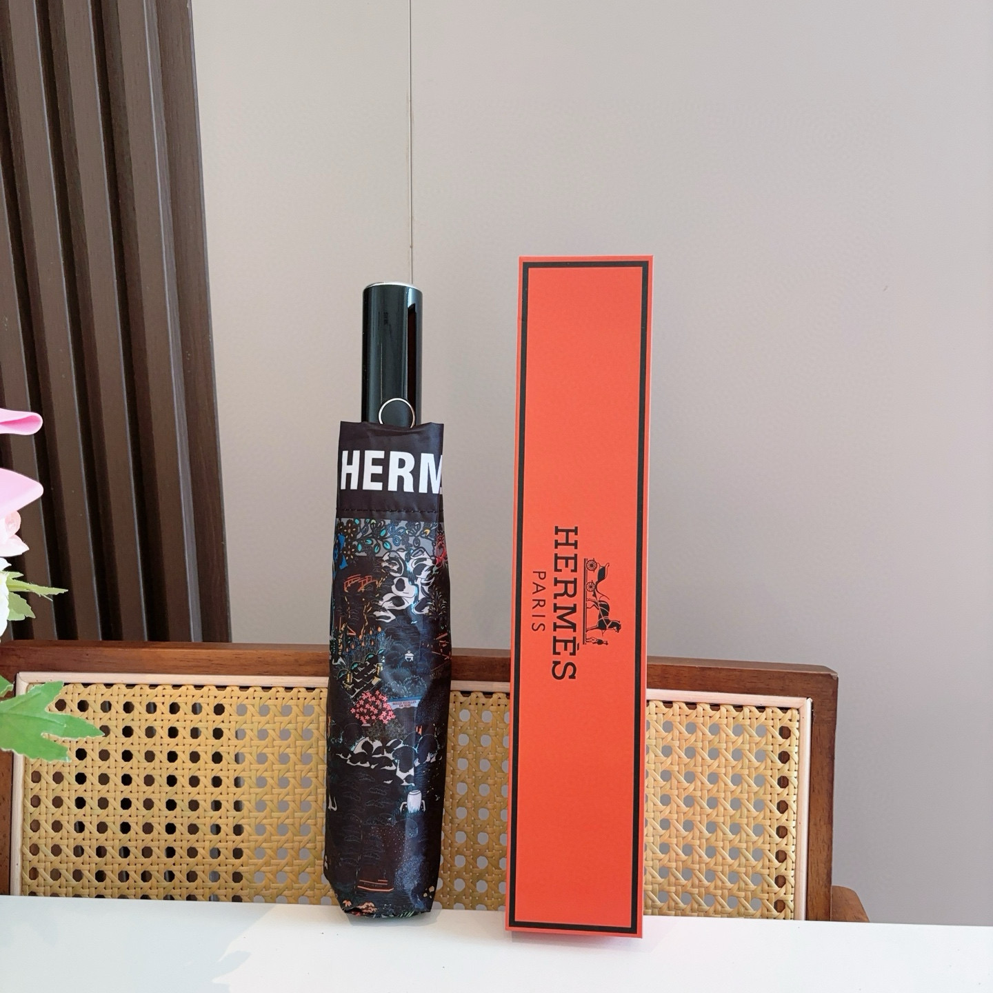 NO:377834,Hermès new model, the best H-home three-fold automatic umbrella is presented with its exquisite craftsmanship and continuous imagination. The new coating technology umbrella cloth brings surprising light-shading effect, which makes sun protection and heat insulation performance better guaranteed. The quality of the umbrella bone determines the quality of an umbrella. The material of the umbrella frame is made of alloy umbrella rods and carbon fiber umbrella bones. It is very tough. The first generation 210T hitting cloth sun protection and water repellent technology blocks the ultraviolet rays directly from the umbrella surface to eliminate summer sunburn. Refreshing travel. Even on rainy days, you can enjoy the most elegant walk. Umbrellas, umbrellas, umbrellas, umbrellas, umbrellas19860909爱马仕（Hermès）新款 极品H家三折自动伞重磅呈现 以其精湛的工艺技术和源源不断的想像力 新涂层技术伞布 带来令人惊喜的遮光效果 让防晒及隔热性能更优保障 伞骨的好坏 决定一把雨伞品质好坏 伞架材料由合金伞杆 碳纤维伞骨制成 坚韧度非常强 第一代210T碰击布防晒拒水技术 阻隔99直射伞面的紫外线 杜绝夏季晒伤 清爽出行 即使是在下雨的日子里,也能享受最优雅的漫步雨伞遮阳伞太阳伞,雨伞,hermes,hermes,umbrellas,accessory