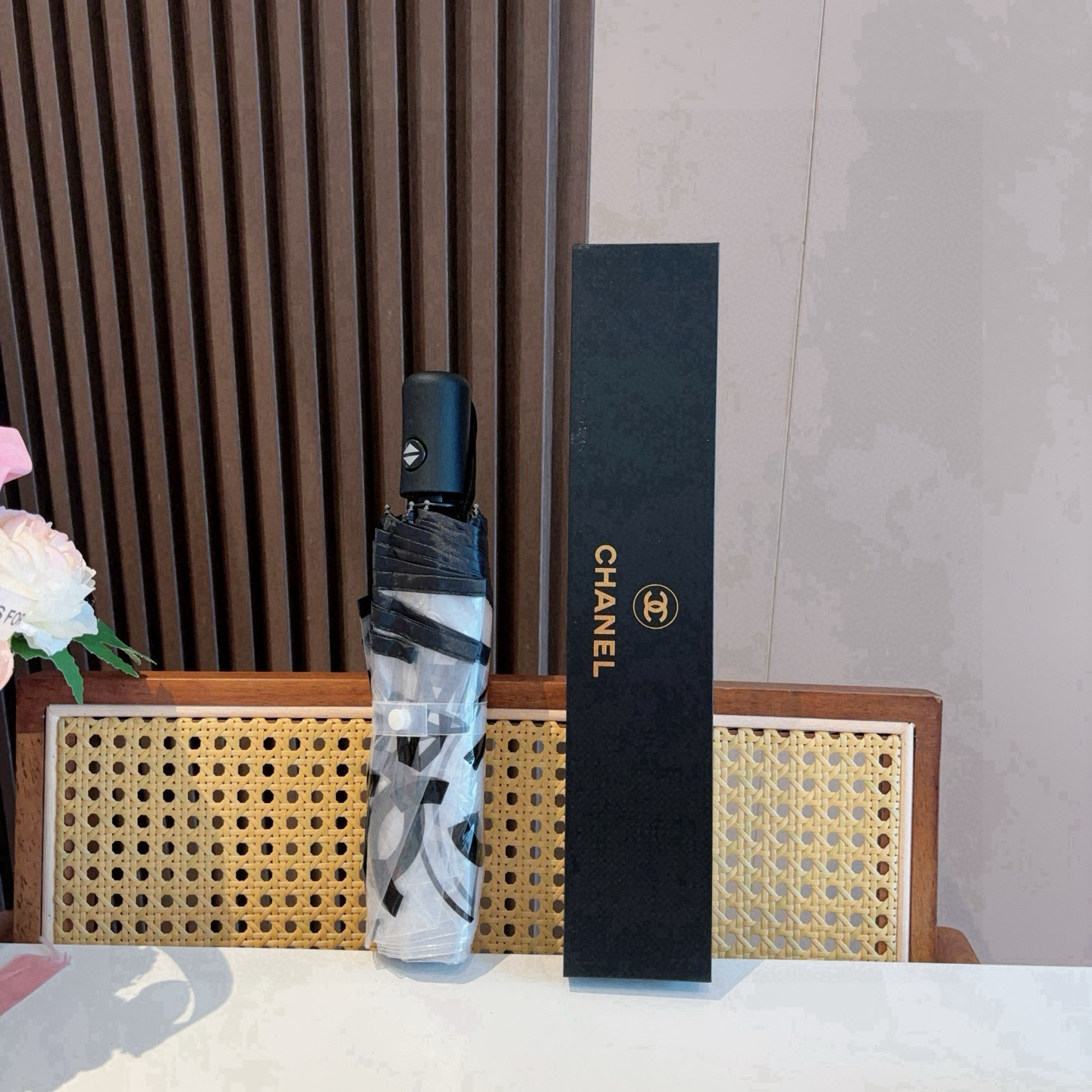 NO:377844,CHANEL classic model transparent three-fold automatic folding umbrella, fine workmanship, temperament, fashion, fried chicken looks good!  A must-have for human hands!  umbrella parasol sun umbrellas umbrellas umbrellas umbrellas19860909CHANEL（香奈儿）经典款 透明 三折自动折叠晴雨伞 做工精细 气质 时尚 炒鸡好看！人手必备 ！雨伞遮阳伞太阳伞,雨伞,chanel,chanel,umbrellas,accessory