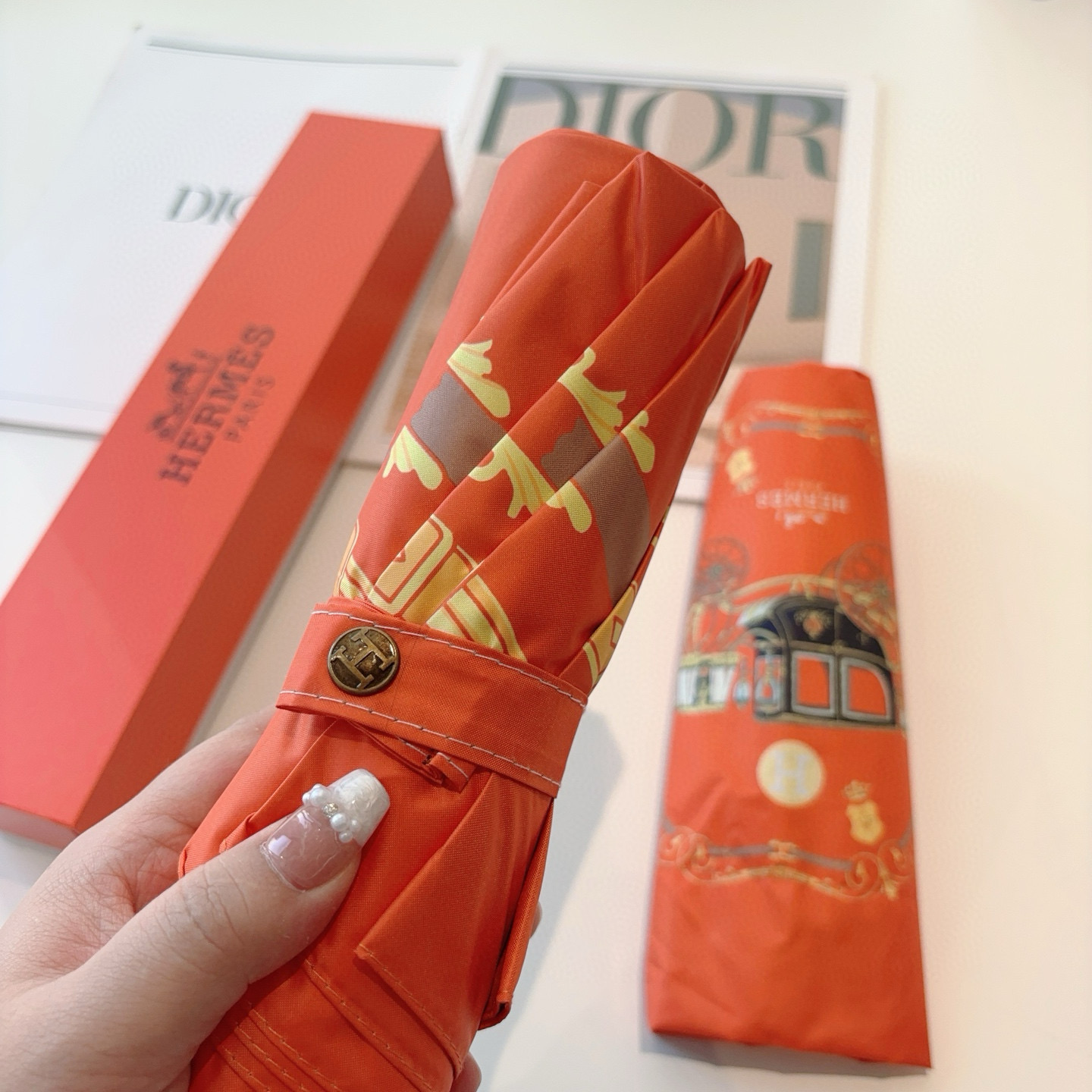 爱马仕（Hermès） 新款 极品H家三折自动伞重磅呈现 以其精湛的工艺技术和源源不断的想像力 新涂层技
