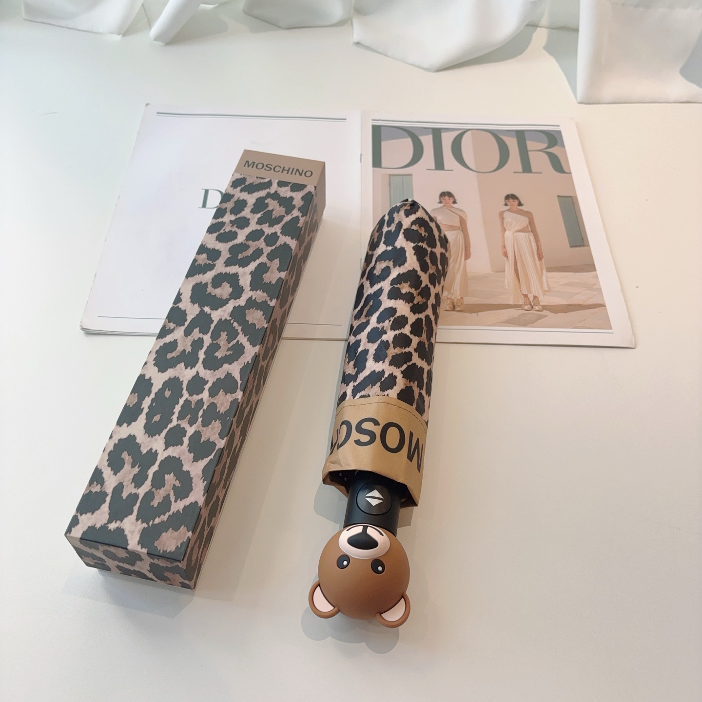 NO:377867,Moschino bear head handle Three-fold automatic umbrella designer Franco Moschino is an Italian brand named after himself. Founded in 1983, the style is noble and charming, fashionable, cute and elegant umbrellas, umbrellas, umbrellas19860909Moschino（莫斯奇诺）熊头柄 三折自动伞设计师Franco Moschino以自己的名字命名的一个意大利品牌,创立于1983年,风格高贵迷人、时尚 可爱又不失优雅雨伞遮阳伞太阳伞,雨伞,umbrellas,accessory