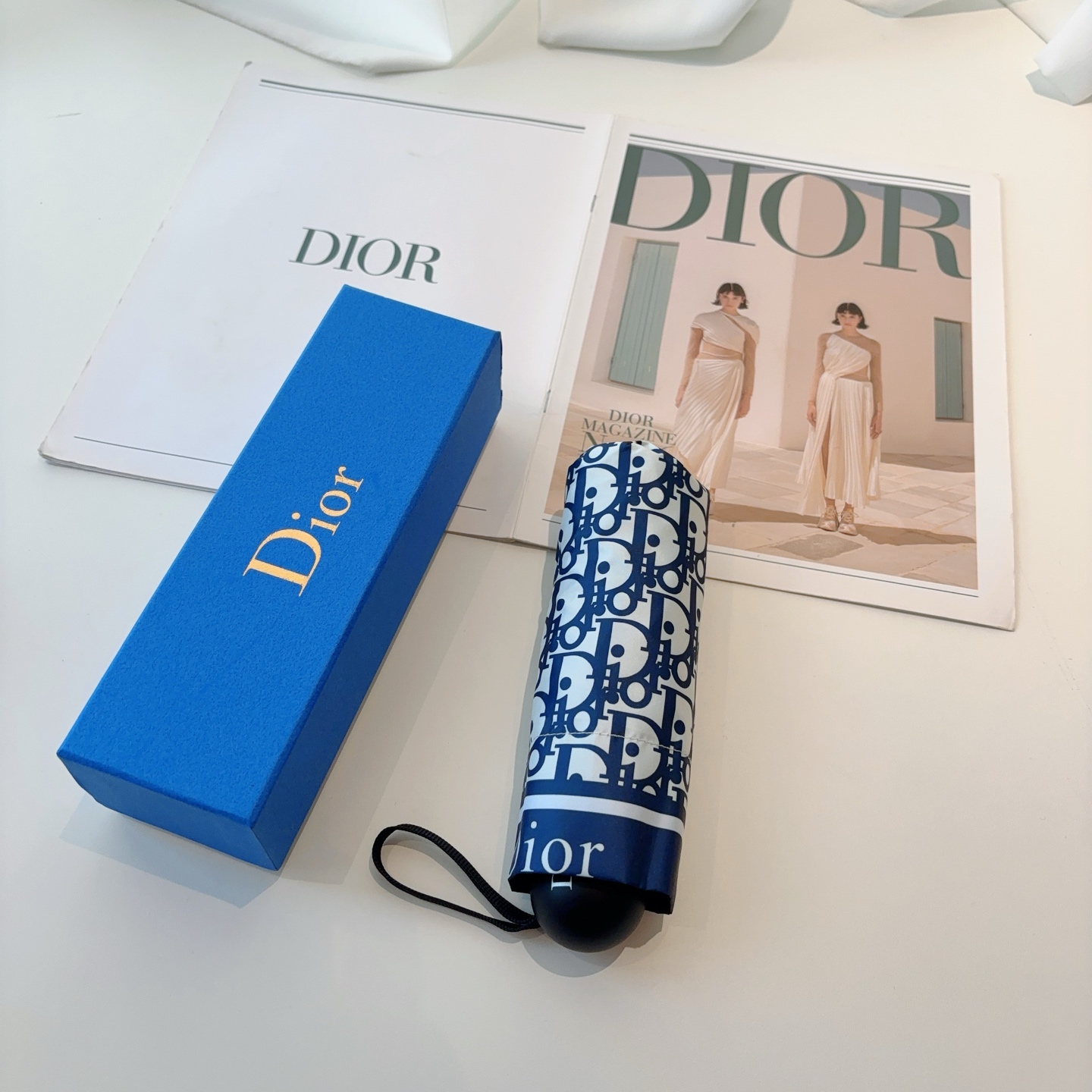  DIOR （迪奥） 五折手开折叠伞 超轻口袋 仅18cm  热卖款 时尚指数爆表 无论晴天雨天使用都相