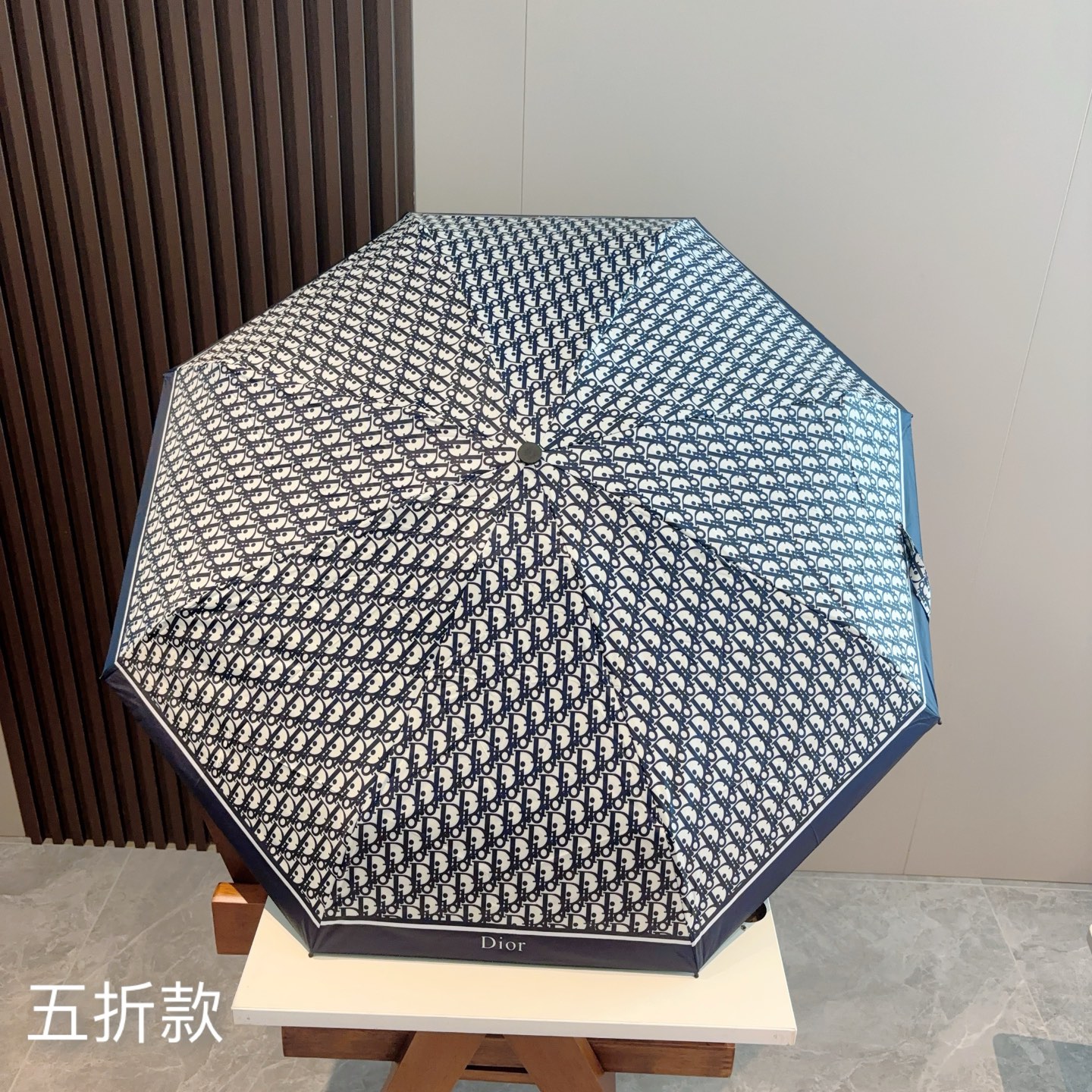  DIOR （迪奥） 五折手开折叠伞 超轻口袋 仅18cm  热卖款 时尚指数爆表 无论晴天雨天使用都相