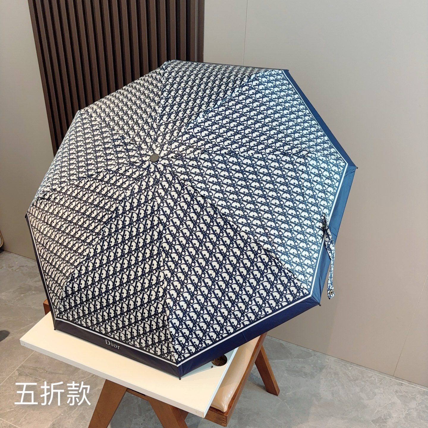  DIOR （迪奥） 五折手开折叠伞 超轻口袋 仅18cm  热卖款 时尚指数爆表 无论晴天雨天使用都相