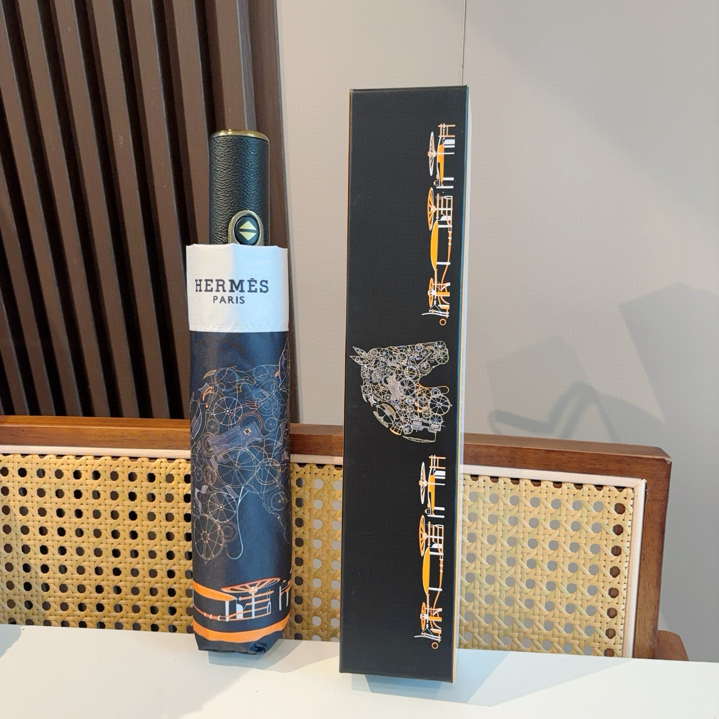 NO:377872,Hermès new model, the best H-home three-fold automatic umbrella is presented with its exquisite craftsmanship and continuous imagination. The new coating technology umbrella cloth brings surprising light-shading effect, which makes sun protection and heat insulation performance better guaranteed. The quality of the umbrella bone determines the quality of an umbrella. The material of the umbrella frame is made of alloy umbrella rods and carbon fiber umbrella bones. It is very tough. The first generation 210T hitting cloth sun protection and water repellent technology blocks the ultraviolet rays directly from the umbrella surface to eliminate summer sunburn. Refreshing travel. Even on rainy days, you can enjoy the most elegant walk. Umbrellas, umbrellas, umbrellas, umbrellas, umbrellas19860909爱马仕（Hermès）新款 极品H家三折自动伞重磅呈现 以其精湛的工艺技术和源源不断的想像力 新涂层技术伞布 带来令人惊喜的遮光效果 让防晒及隔热性能更优保障 伞骨的好坏 决定一把雨伞品质好坏 伞架材料由合金伞杆 碳纤维伞骨制成 坚韧度非常强 第一代210T碰击布防晒拒水技术 阻隔99直射伞面的紫外线 杜绝夏季晒伤 清爽出行 即使是在下雨的日子里,也能享受最优雅的漫步雨伞遮阳伞太阳伞,雨伞,hermes,hermes,umbrellas,accessory