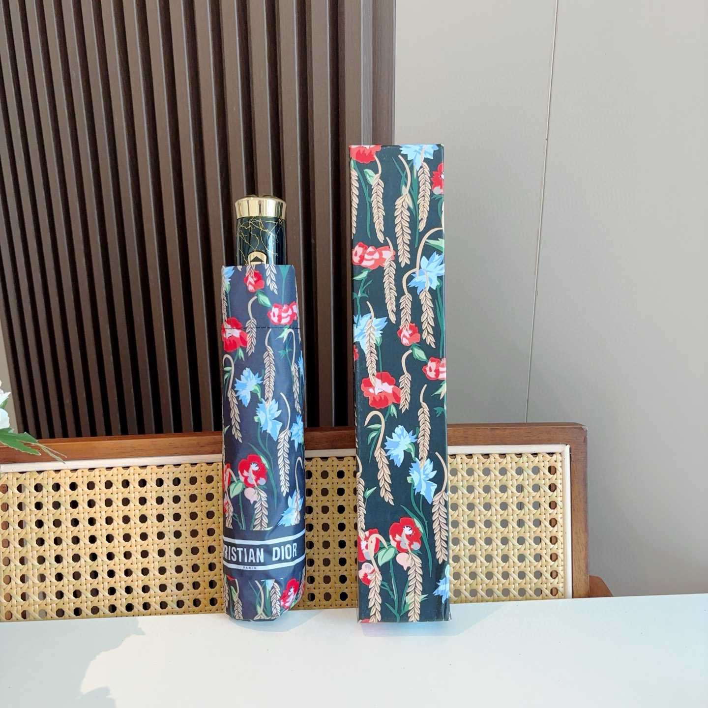 NO:377883,DIOR (Dio) three-fold automatic folding umbrella, fashionable original OEM quality, exquisite details, visible quality, unchanged, pure and gorgeous color!  Umbrellas Sun umbrellas Umbrellas Dior Dior Umbrellas19860909DIOR（迪奥）三折自动折叠晴雨伞 时尚原单代工品质 细节精致 看得见的品质 打破一成不变 色泽纯正艳丽！雨伞遮阳伞太阳伞,雨伞,dior,dior,umbrellas,accessory