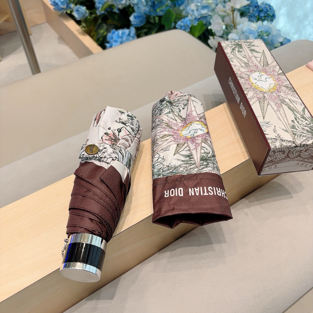 NO:377911,DIOR 50% folding hand-opened folding umbrella Ultralight pocket Only 18cm Hot sale model Fashion index is very good regardless of sunny or rainy days Original single OEM quality Ultralight aluminum umbrella bone Use imported UV UV UV umbrella cloth All are made of light materials, which reduces the weight-bearing feeling of putting in the bag and is easier to carry, making it easy to go out Umbrella parasol sun umbrellas, umbrellas, dior, dior, umbrellas19860909DIOR（迪奥） 五折手开折叠伞 超轻口袋 仅18cm 热卖款 时尚指数爆表 无论晴天雨天使用都相当益彰 原单代工厂级别品质 超轻铝合伞骨 选用进口UV防紫外线伞布 都是选用轻盈材质,从而减少了放在包包的负重感更易携带,出门方便 雨伞遮阳伞太阳伞,雨伞,dior,dior,umbrellas,accessory