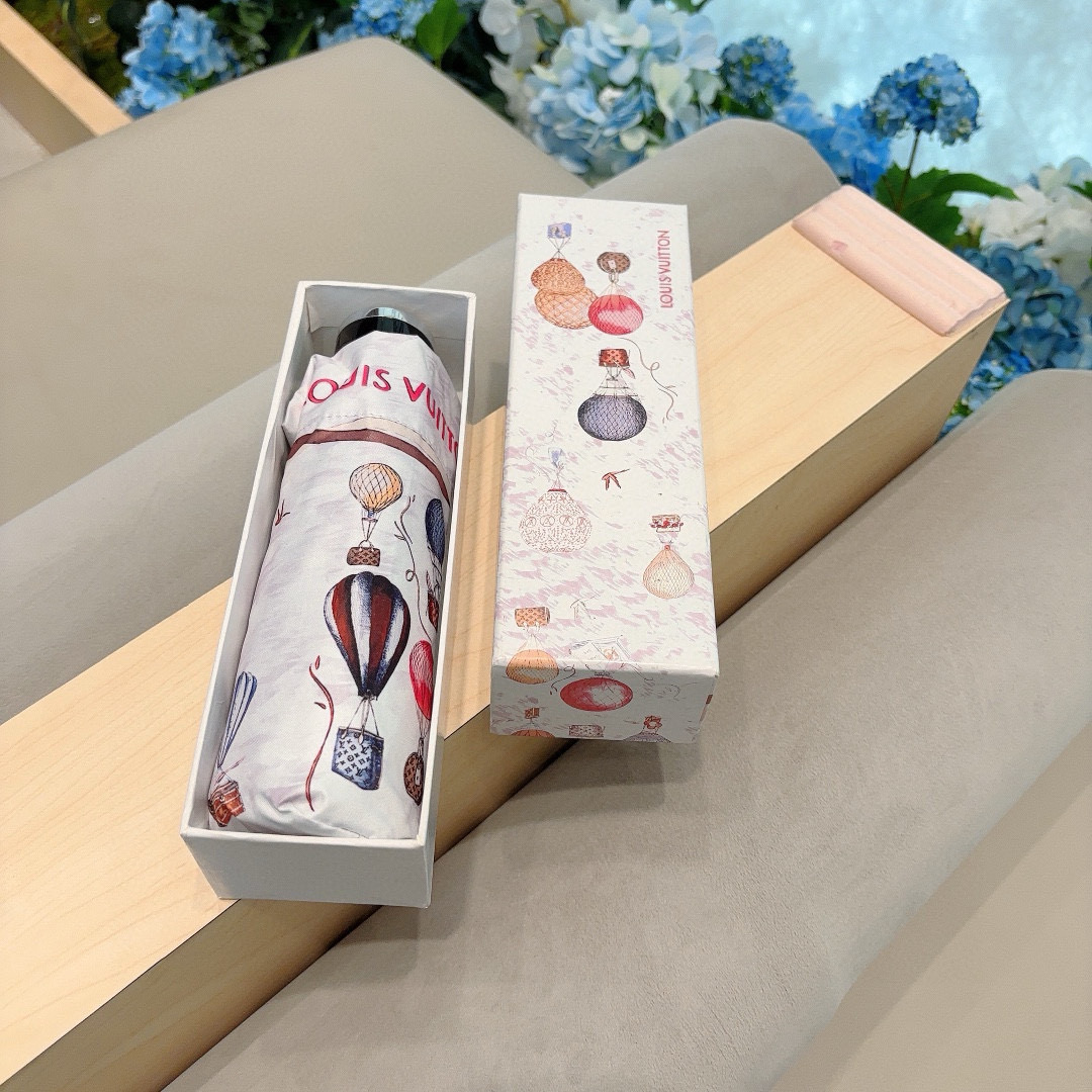 NO:377890,LOUIS VUITTON (Louis Vuitton) new model, 50% off hot air balloon umbrella, hot selling model, fashion index, complement each other regardless of sunny or rainy day, have it to feel the feeling of the wind passing through the body, leaving a refreshing fragrance, a must-have for fashion experts. Original single OEM quality, imported from Taiwan UV UV umbrella surface, ultralight aluminum alloy umbrella bone, whether it is umbrella surface, umbrella handle and umbrella bone, all of which are lighter materials, thus reducing the weight-bearing feeling in the bag and easier to carry. The style is distinctive and full of unique beauty, umbrella parasol sun umbrella, umbrella, louis vuitton, louis vuitton, umbrellas19860909LOUIS VUITTON（路易威登）新款 热气球五折伞 热卖款 时尚指数爆表 不论晴天雨天使用都相得益彰 拥有它感受风从身体经过的感觉 留下沁人的芬芳 时尚达人必备哦 原单代工级品质,台湾进口UV防紫外线伞面,超轻铝合金伞骨,无论是伞面还是伞把与伞骨,都选用更加轻盈的材质,从而减少了放在包包里的负重感,更易携带 风格鲜明 充满了独特的美感,雨伞遮阳伞太阳伞,雨伞,louis vuitton,louis vuitton,umbrellas,accessory