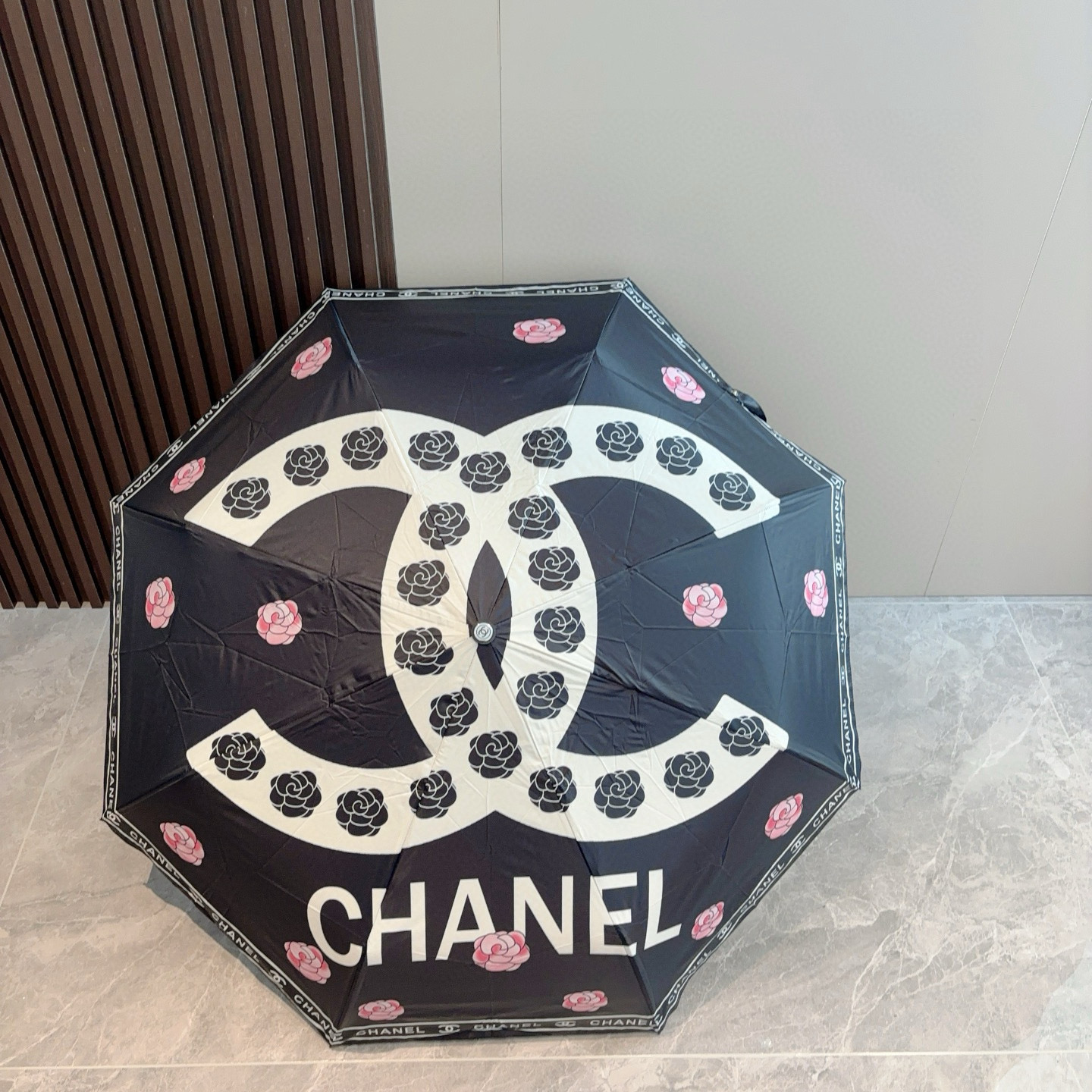  CHANEL（香奈儿）三折自动折叠晴雨伞 集合香奈儿灵魂LOGO为一体的设计风格高雅奢华 带在身上带来