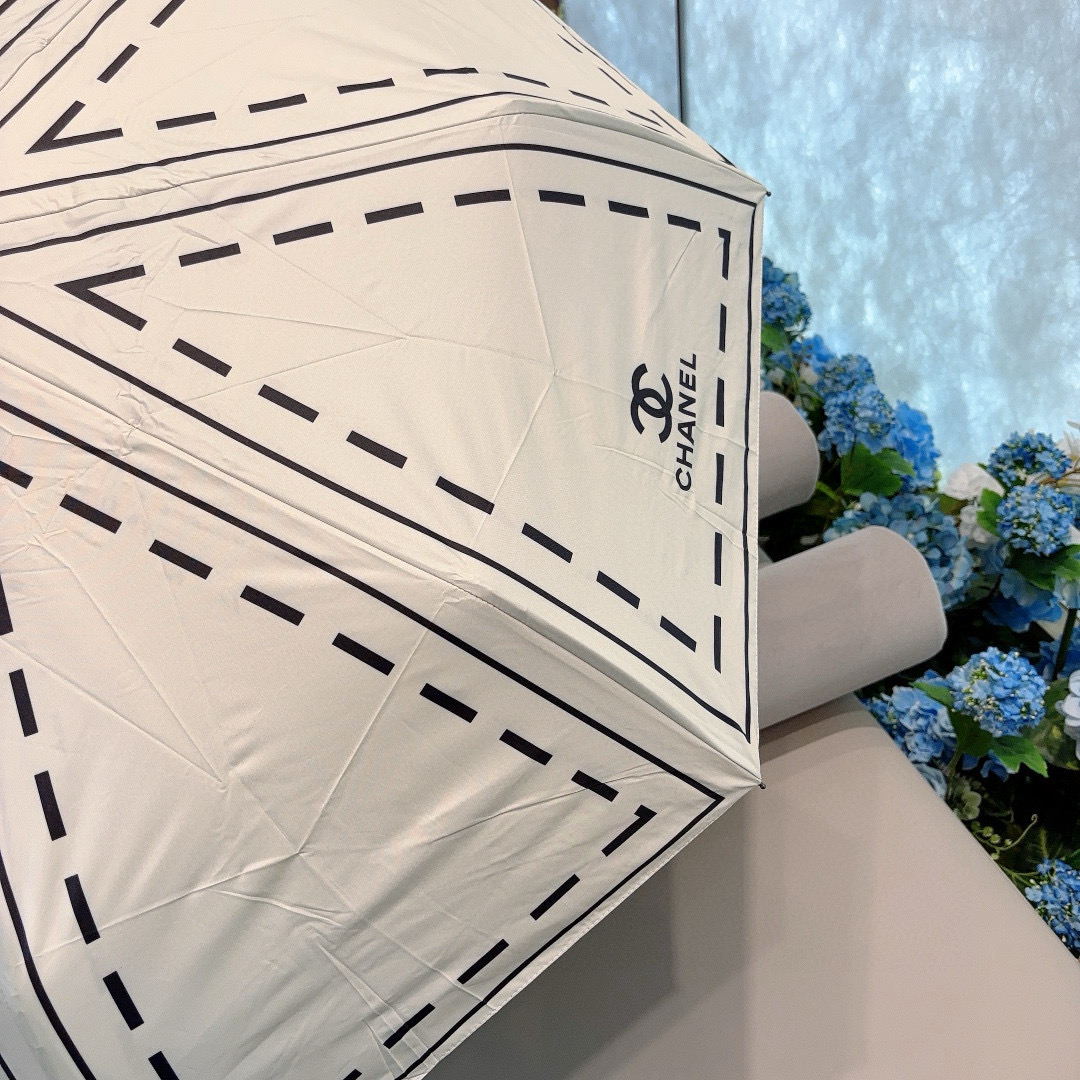  CHANEL（香奈儿）三折自动折叠晴雨伞 集合香奈儿灵魂LOGO为一体的设计风格高雅奢华 带在身上带来