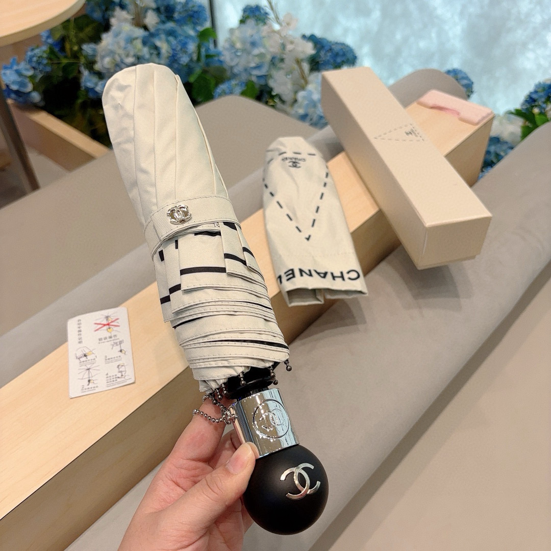  CHANEL（香奈儿）三折自动折叠晴雨伞 集合香奈儿灵魂LOGO为一体的设计风格高雅奢华 带在身上带来