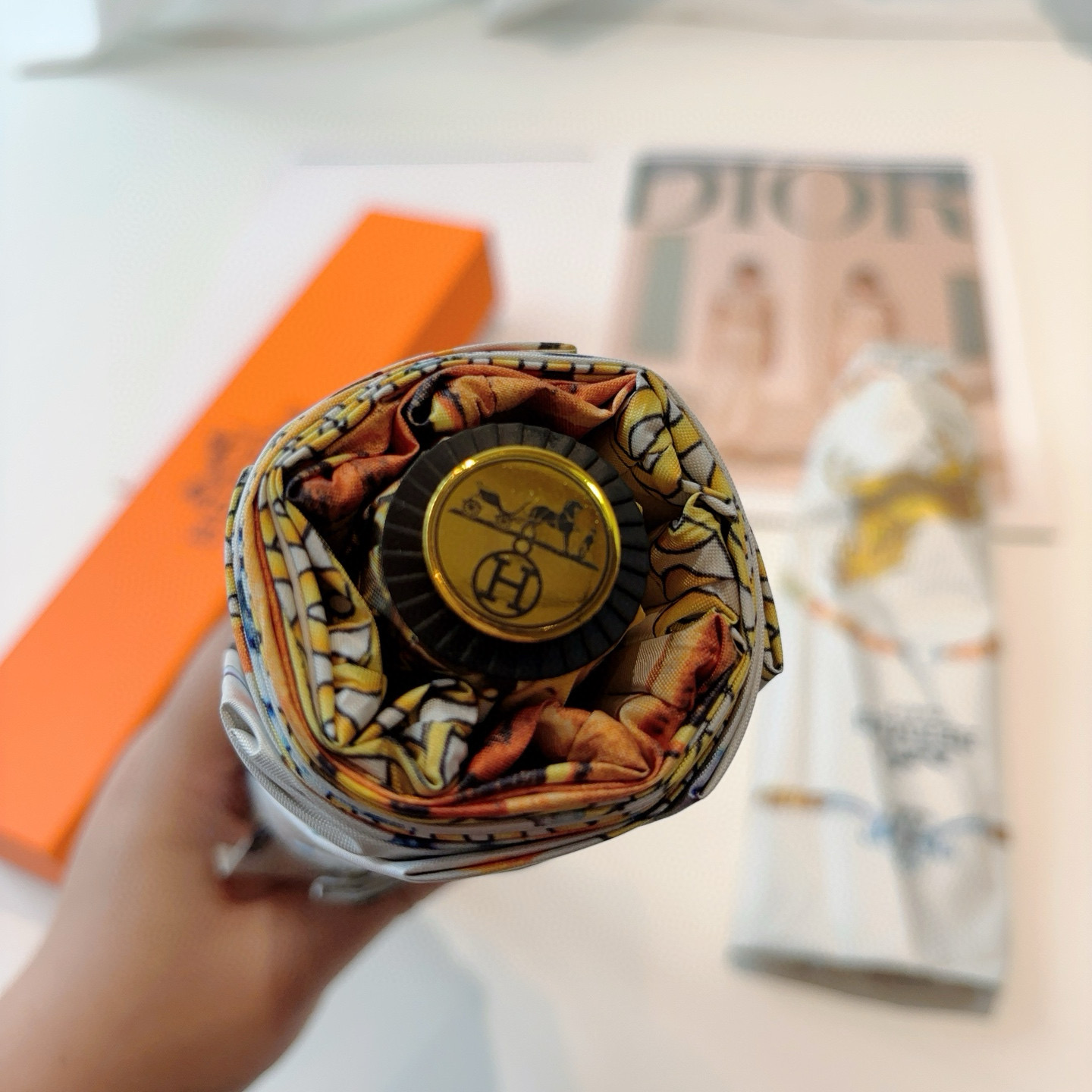 爱马仕（Hermès）   新款 极品H家三折自动伞重磅呈现 以其精湛的工艺技术和源源不断的想像力 新涂