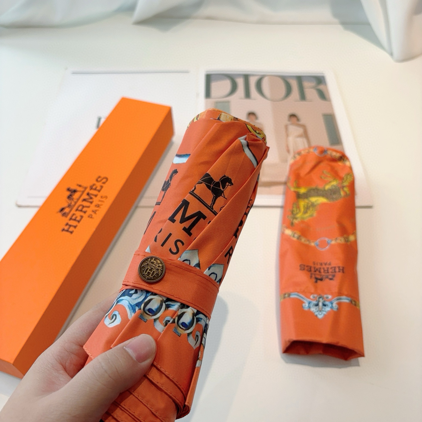 爱马仕（Hermès）   新款 极品H家三折自动伞重磅呈现 以其精湛的工艺技术和源源不断的想像力 新涂