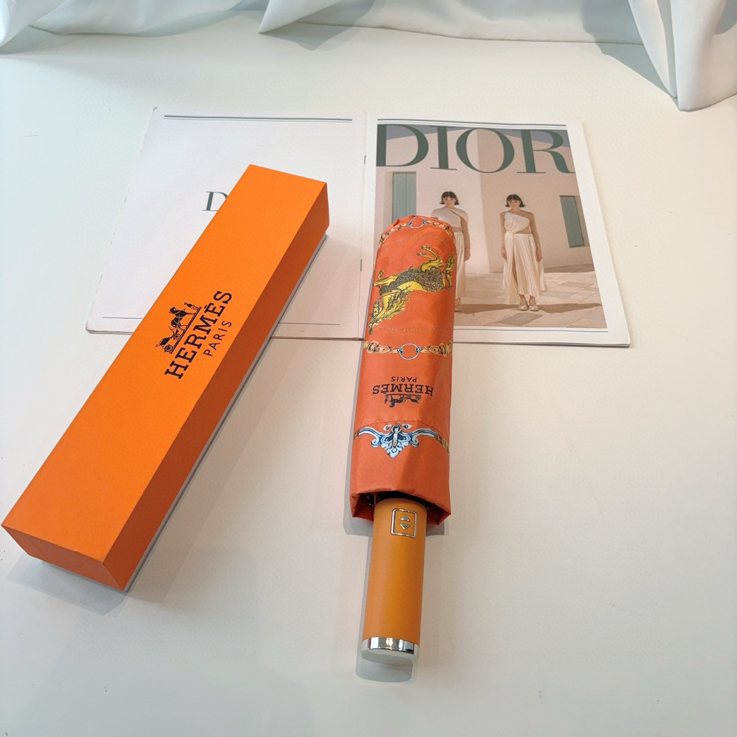 爱马仕（Hermès）   新款 极品H家三折自动伞重磅呈现 以其精湛的工艺技术和源源不断的想像力 新涂