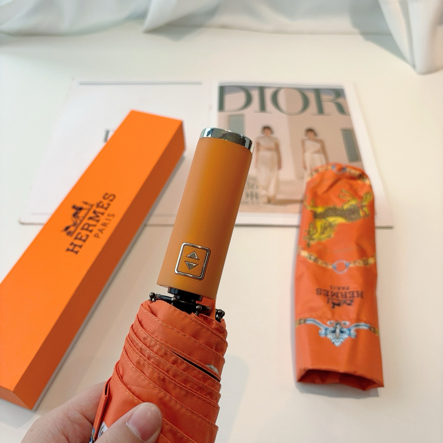爱马仕（Hermès）   新款 极品H家三折自动伞重磅呈现 以其精湛的工艺技术和源源不断的想像力 新涂