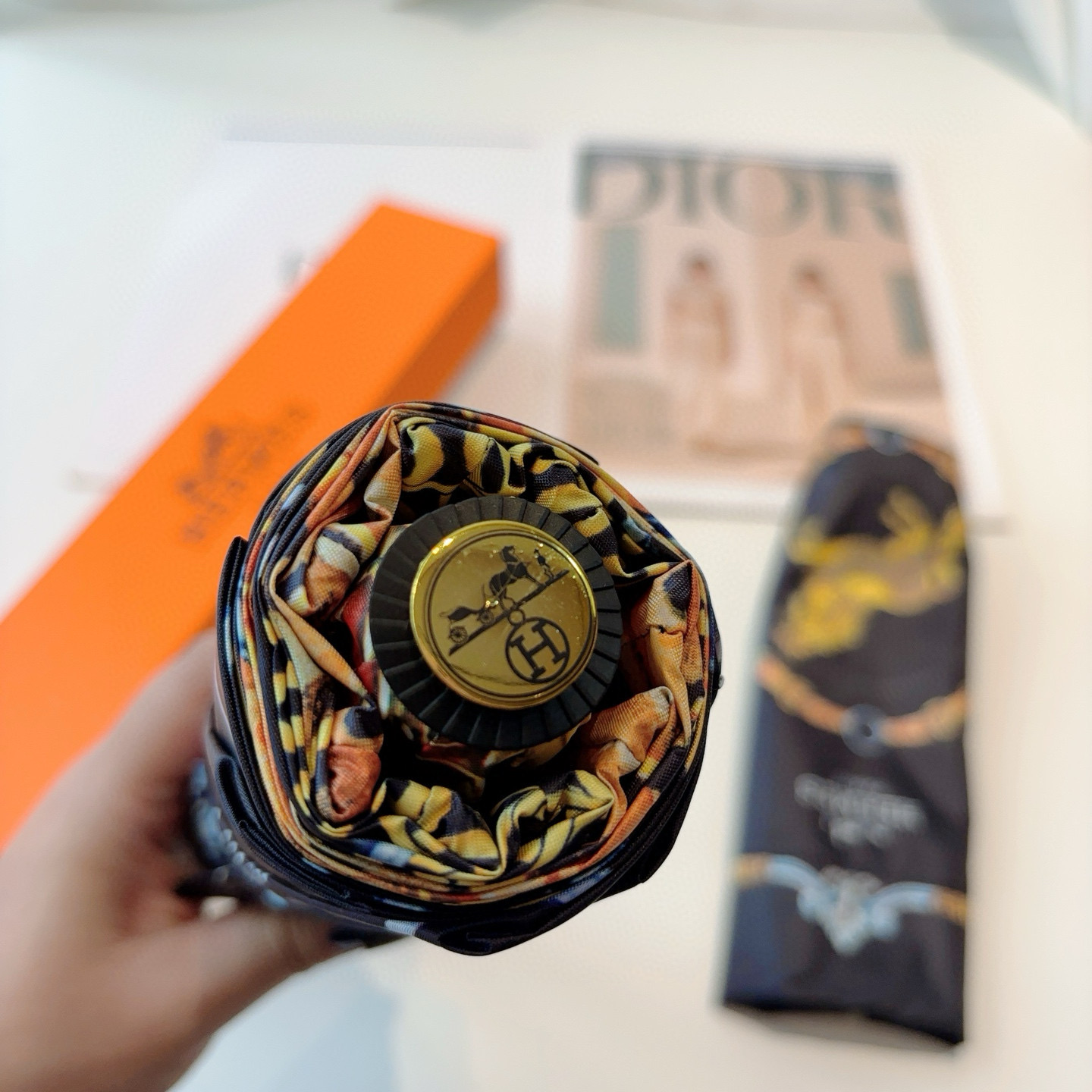 爱马仕（Hermès）   新款 极品H家三折自动伞重磅呈现 以其精湛的工艺技术和源源不断的想像力 新涂