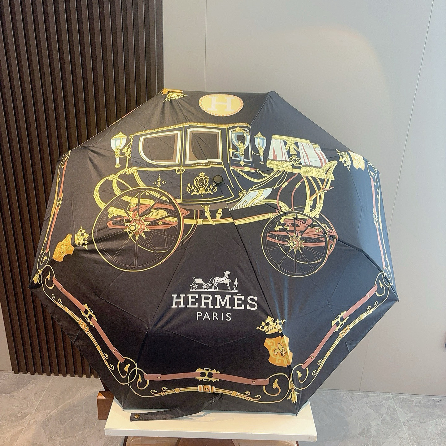 爱马仕（Hermès）   新款 极品H家三折自动伞重磅呈现 以其精湛的工艺技术和源源不断的想像力 新涂