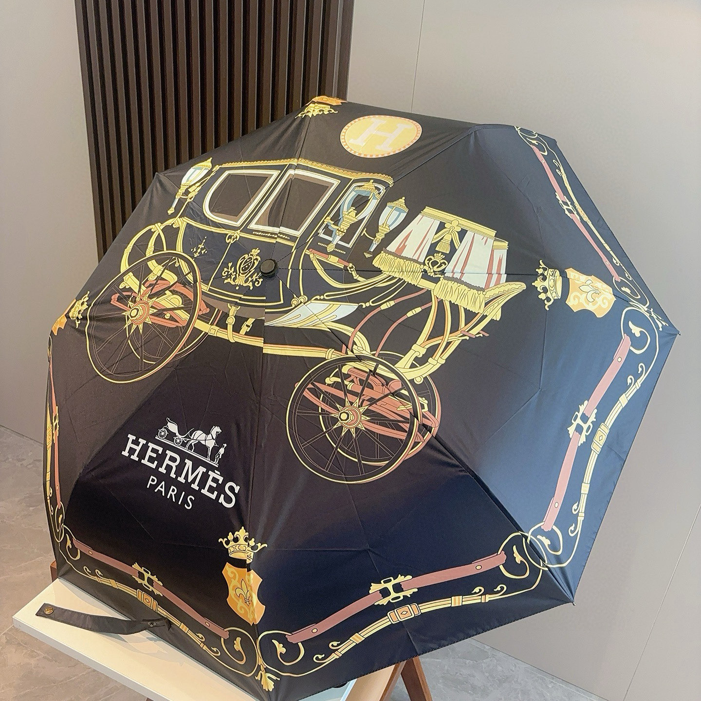爱马仕（Hermès）   新款 极品H家三折自动伞重磅呈现 以其精湛的工艺技术和源源不断的想像力 新涂