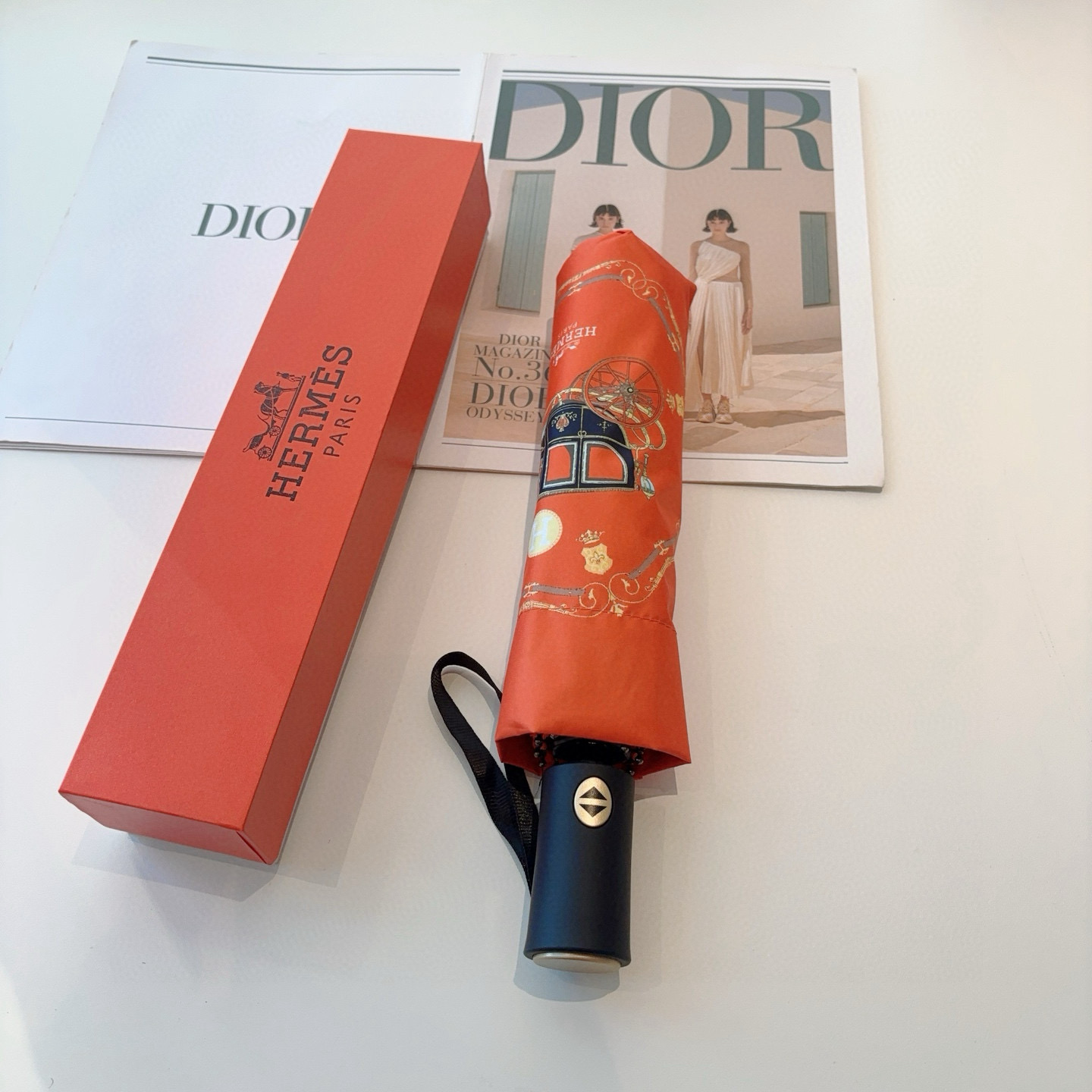 爱马仕（Hermès）   新款 极品H家三折自动伞重磅呈现 以其精湛的工艺技术和源源不断的想像力 新涂