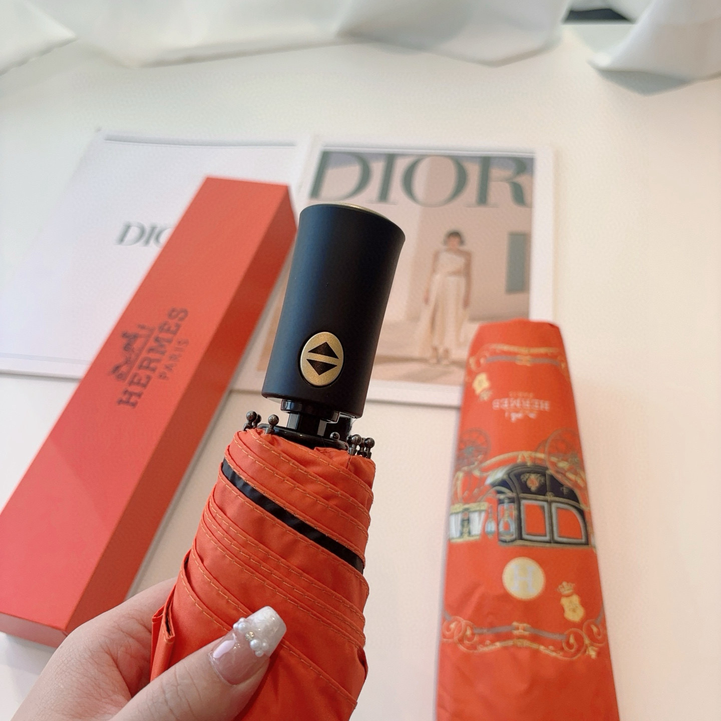 爱马仕（Hermès）   新款 极品H家三折自动伞重磅呈现 以其精湛的工艺技术和源源不断的想像力 新涂