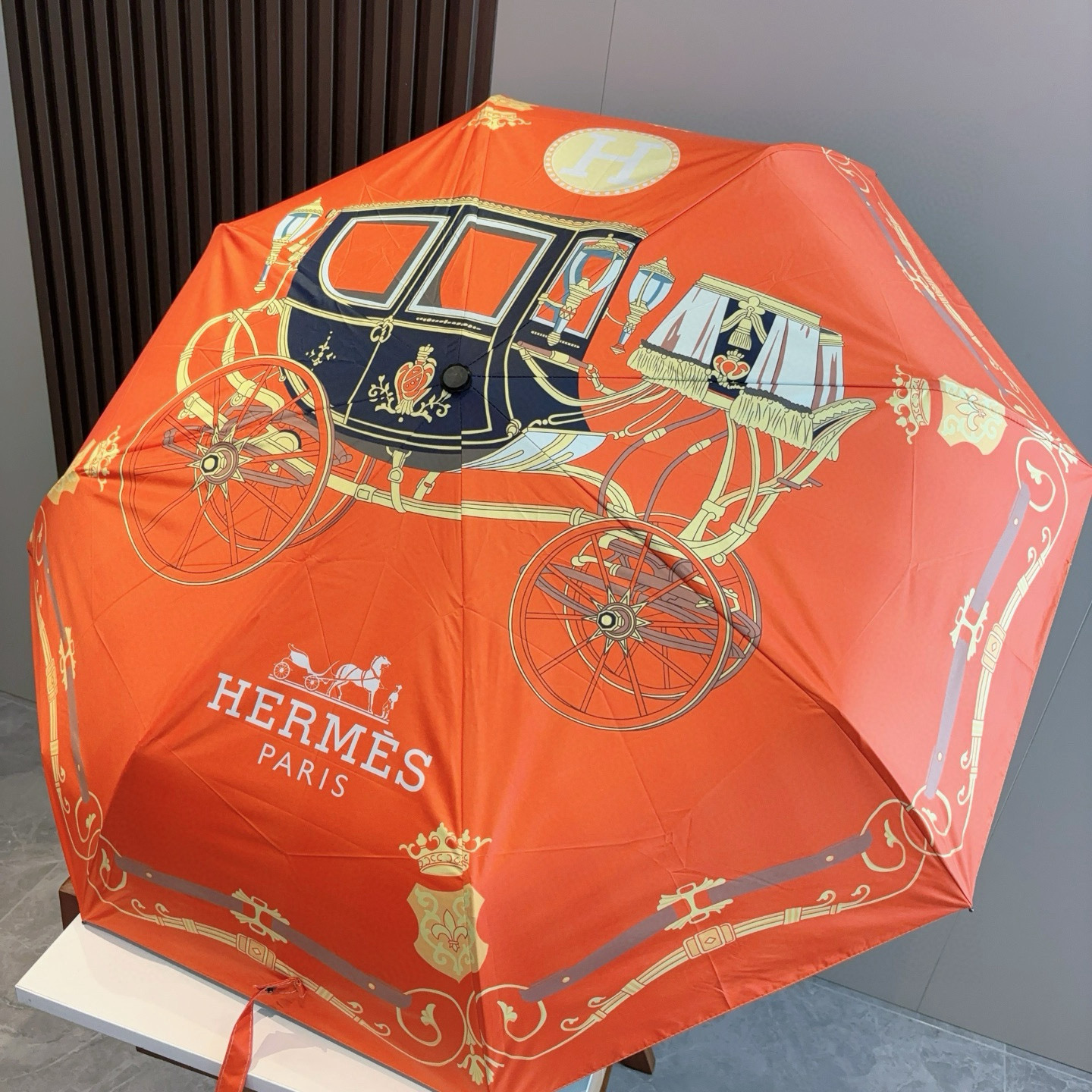 爱马仕（Hermès）   新款 极品H家三折自动伞重磅呈现 以其精湛的工艺技术和源源不断的想像力 新涂