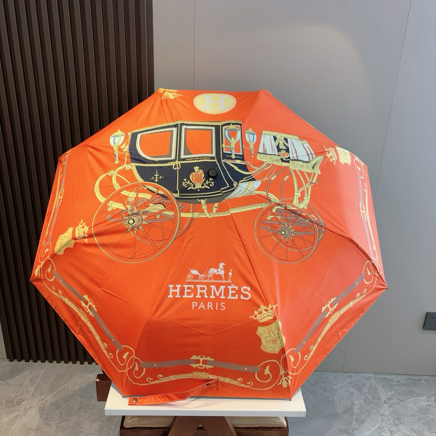 爱马仕（Hermès）   新款 极品H家三折自动伞重磅呈现 以其精湛的工艺技术和源源不断的想像力 新涂