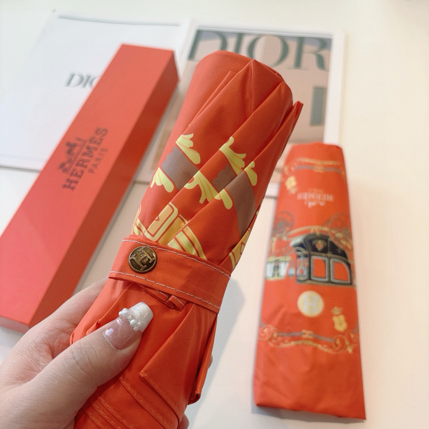 爱马仕（Hermès）   新款 极品H家三折自动伞重磅呈现 以其精湛的工艺技术和源源不断的想像力 新涂