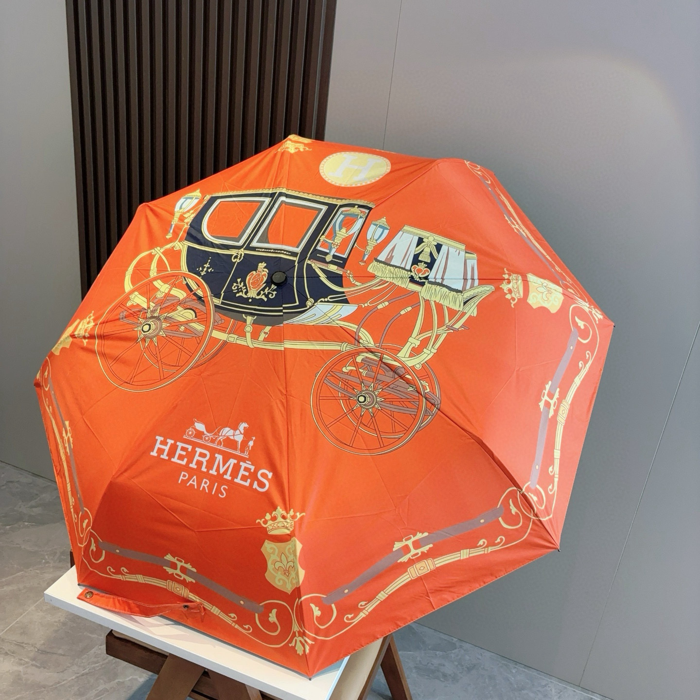 爱马仕（Hermès）   新款 极品H家三折自动伞重磅呈现 以其精湛的工艺技术和源源不断的想像力 新涂