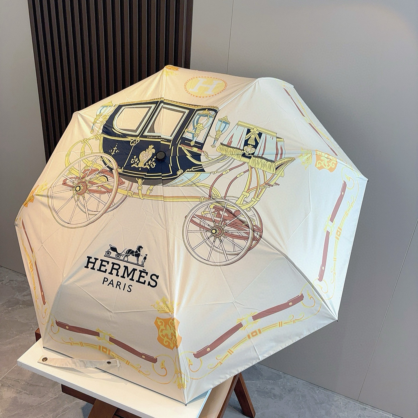 爱马仕（Hermès）   新款 极品H家三折自动伞重磅呈现 以其精湛的工艺技术和源源不断的想像力 新涂