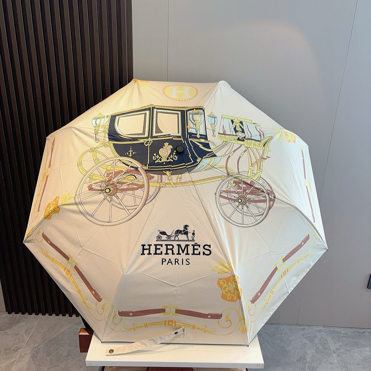 爱马仕（Hermès）   新款 极品H家三折自动伞重磅呈现 以其精湛的工艺技术和源源不断的想像力 新涂