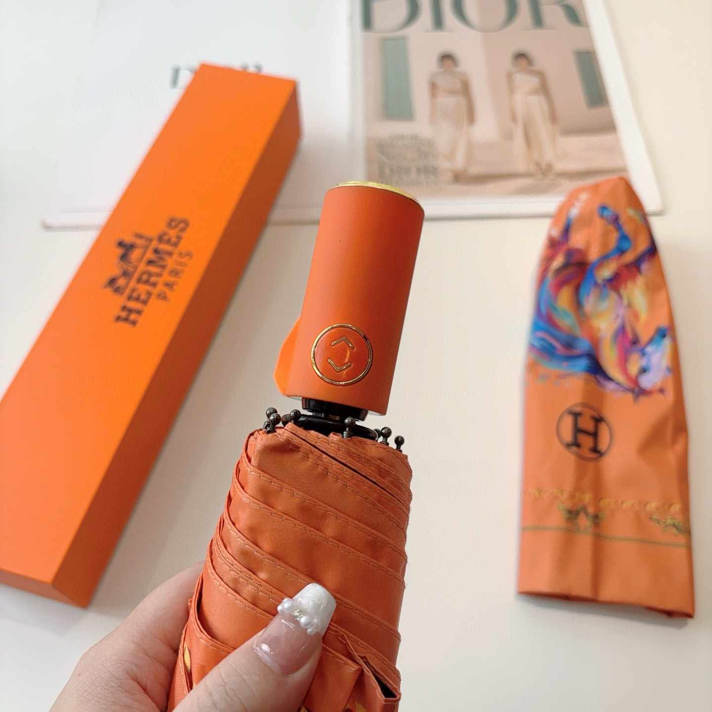 爱马仕（Hermès）   新款 极品H家三折自动伞重磅呈现 以其精湛的工艺技术和源源不断的想像力 新涂