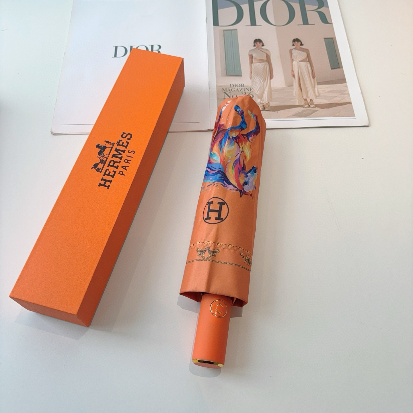 爱马仕（Hermès）   新款 极品H家三折自动伞重磅呈现 以其精湛的工艺技术和源源不断的想像力 新涂