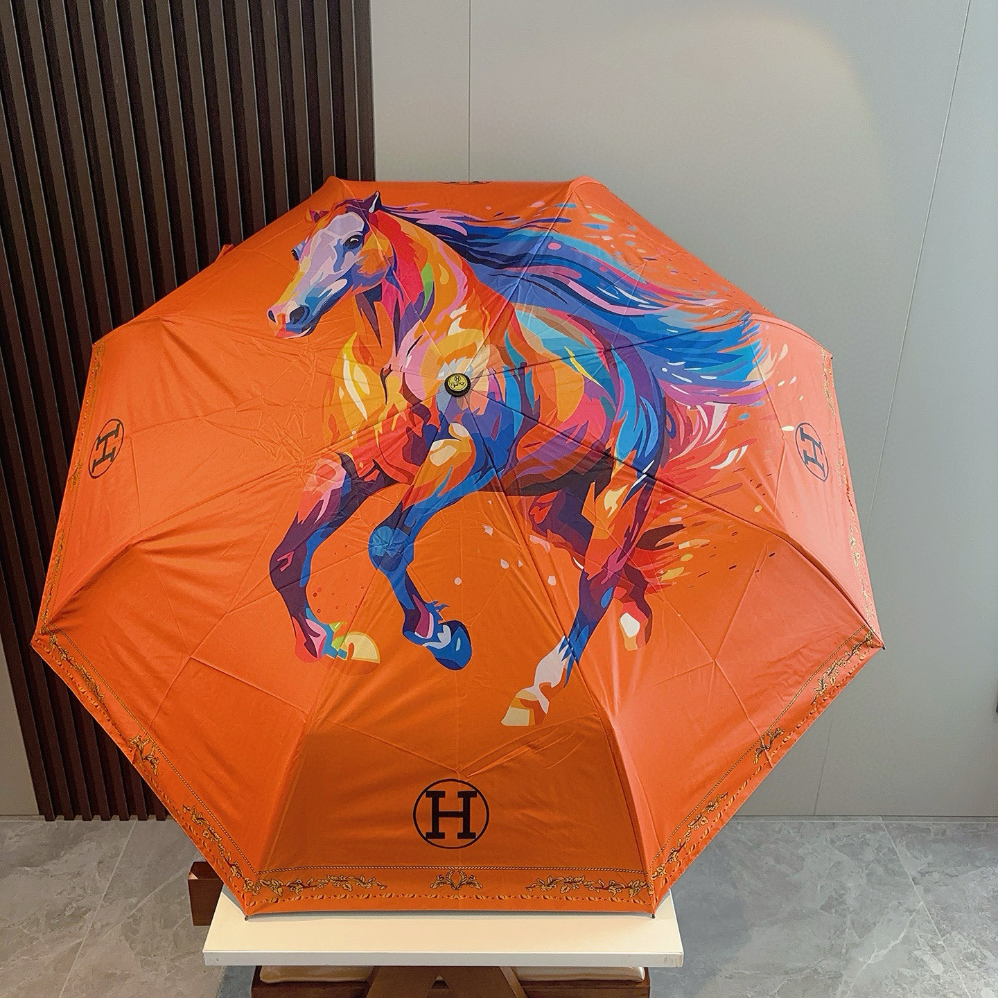爱马仕（Hermès）   新款 极品H家三折自动伞重磅呈现 以其精湛的工艺技术和源源不断的想像力 新涂