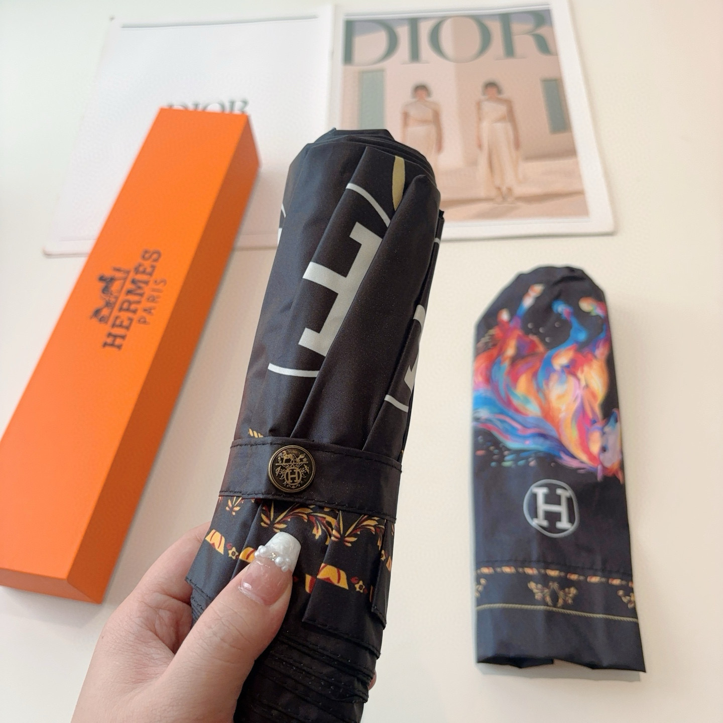 爱马仕（Hermès）   新款 极品H家三折自动伞重磅呈现 以其精湛的工艺技术和源源不断的想像力 新涂