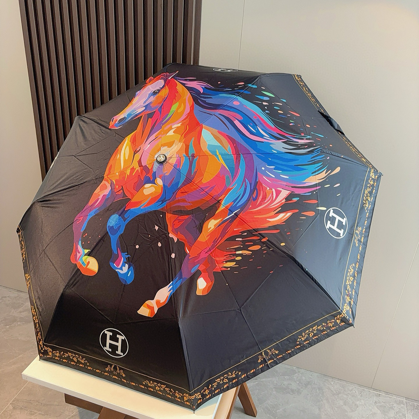 爱马仕（Hermès）   新款 极品H家三折自动伞重磅呈现 以其精湛的工艺技术和源源不断的想像力 新涂